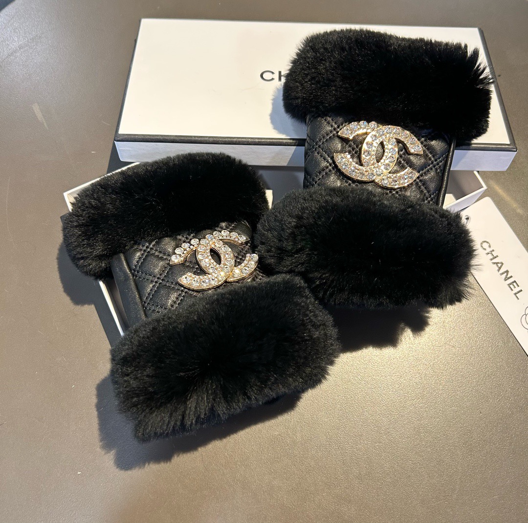 Chanel 香奈儿2025秋冬短款懒兔毛手套👍值得对比。。同款不同品质，秒杀市场差产品，进口一级羊皮➕