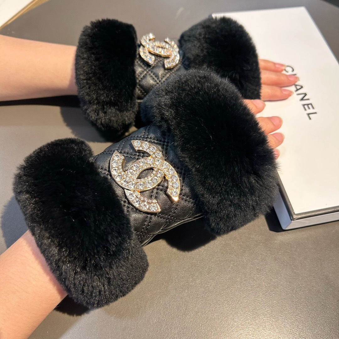 Chanel 香奈儿2025秋冬短款懒兔毛手套👍值得对比。。同款不同品质，秒杀市场差产品，进口一级羊皮➕