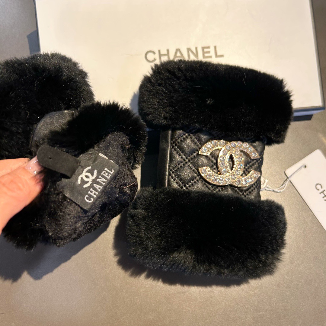 Chanel 香奈儿2025秋冬短款懒兔毛手套👍值得对比。。同款不同品质，秒杀市场差产品，进口一级羊皮➕