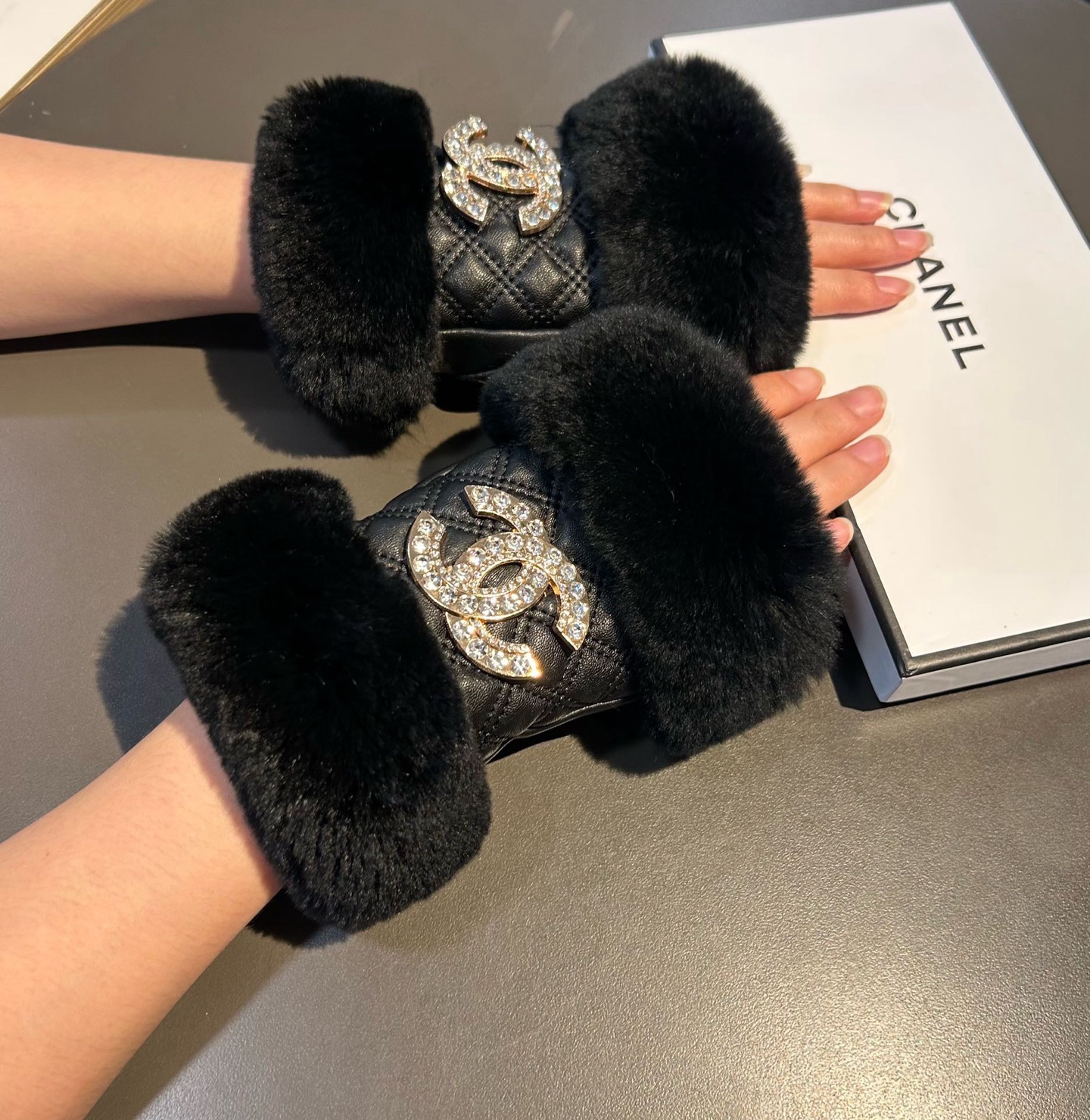 Chanel 香奈儿2025秋冬短款懒兔毛手套👍值得对比。。同款不同品质，秒杀市场差产品，进口一级羊皮➕