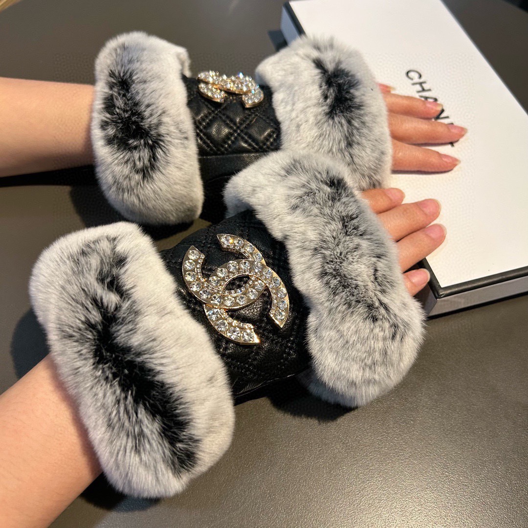 Chanel 香奈儿2025秋冬短款懒兔毛手套👍值得对比。。同款不同品质，秒杀市场差产品，进口一级羊皮➕