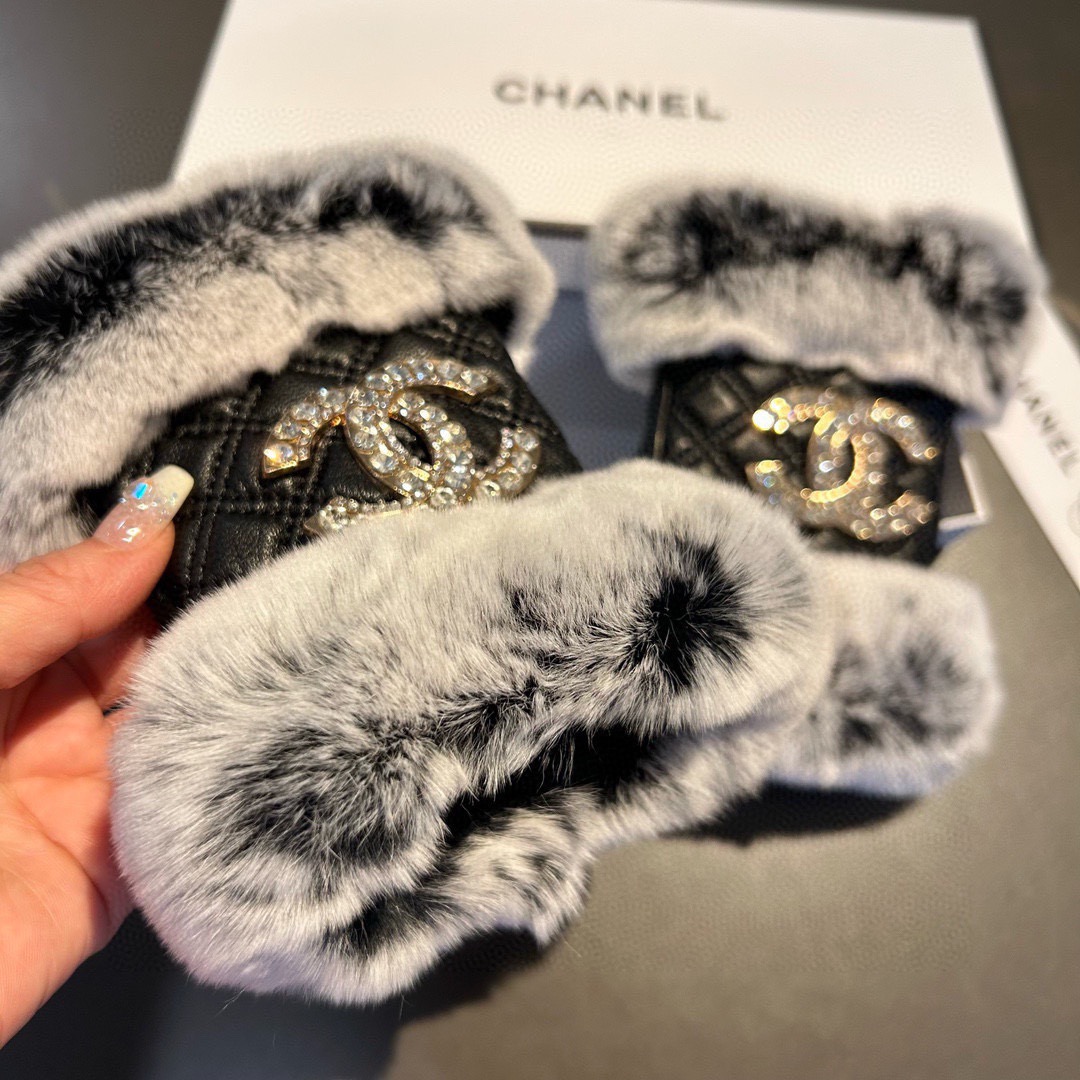 Chanel 香奈儿2025秋冬短款懒兔毛手套👍值得对比。。同款不同品质，秒杀市场差产品，进口一级羊皮➕