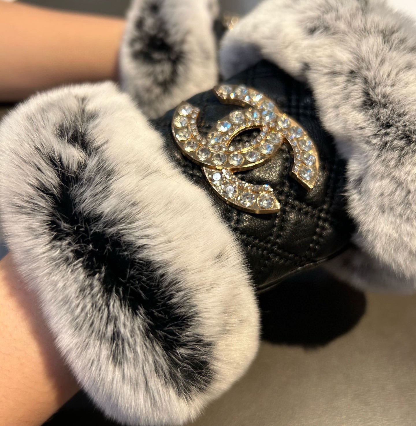 Chanel 香奈儿2025秋冬短款懒兔毛手套👍值得对比。。同款不同品质，秒杀市场差产品，进口一级羊皮➕
