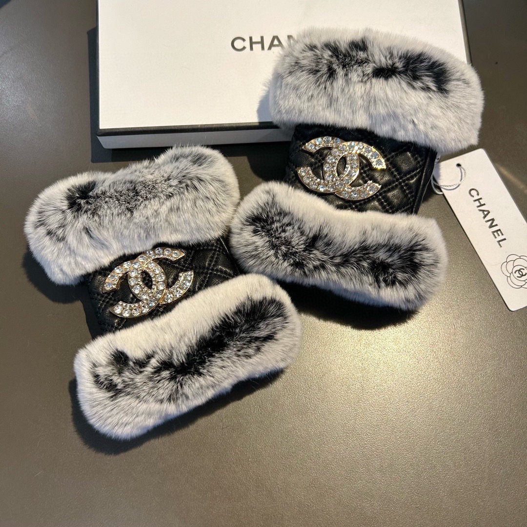 Chanel 香奈儿2025秋冬短款懒兔毛手套👍值得对比。。同款不同品质，秒杀市场差产品，进口一级羊皮➕