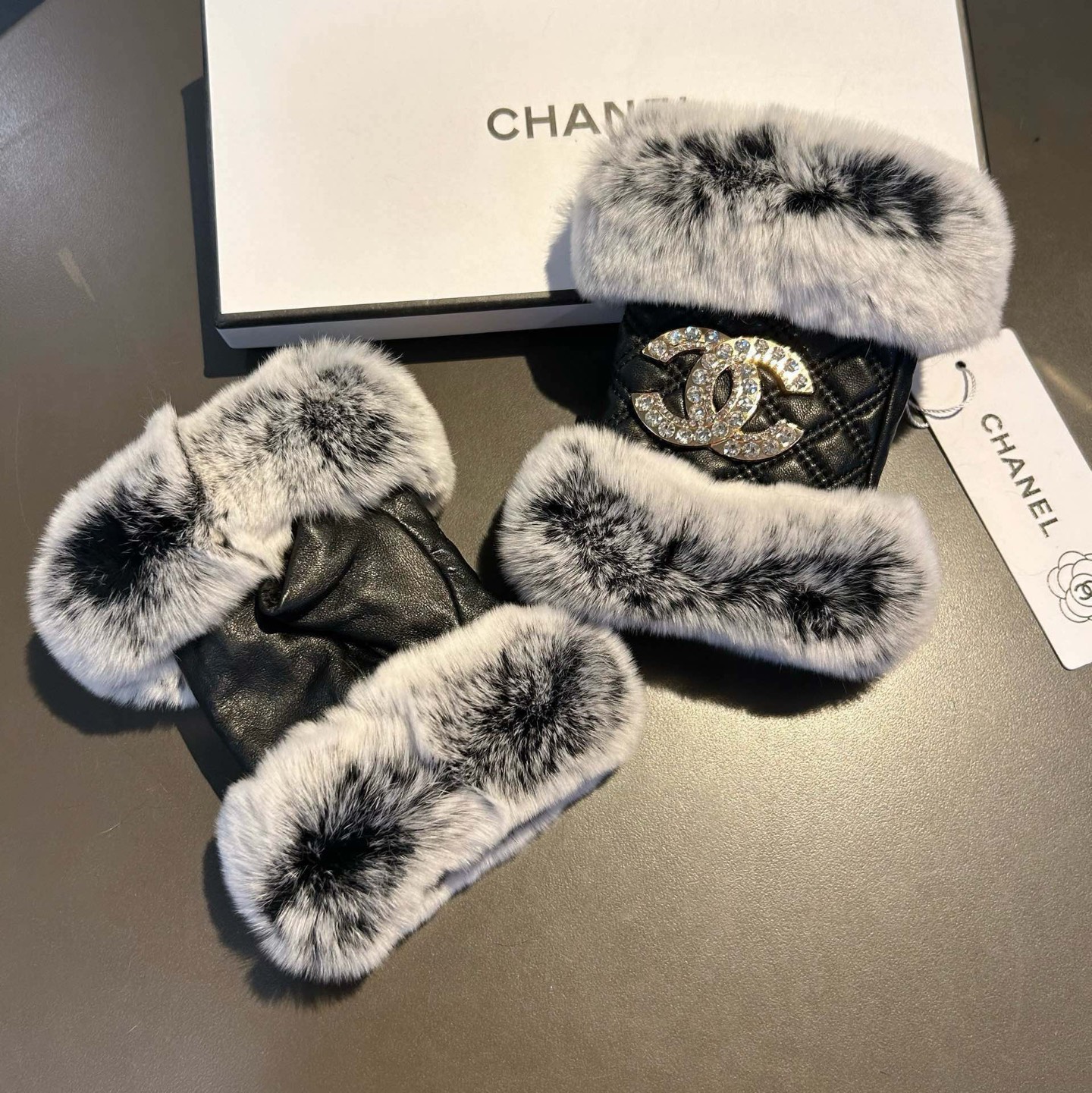 Chanel 香奈儿2025秋冬短款懒兔毛手套👍值得对比。。同款不同品质，秒杀市场差产品，进口一级羊皮➕