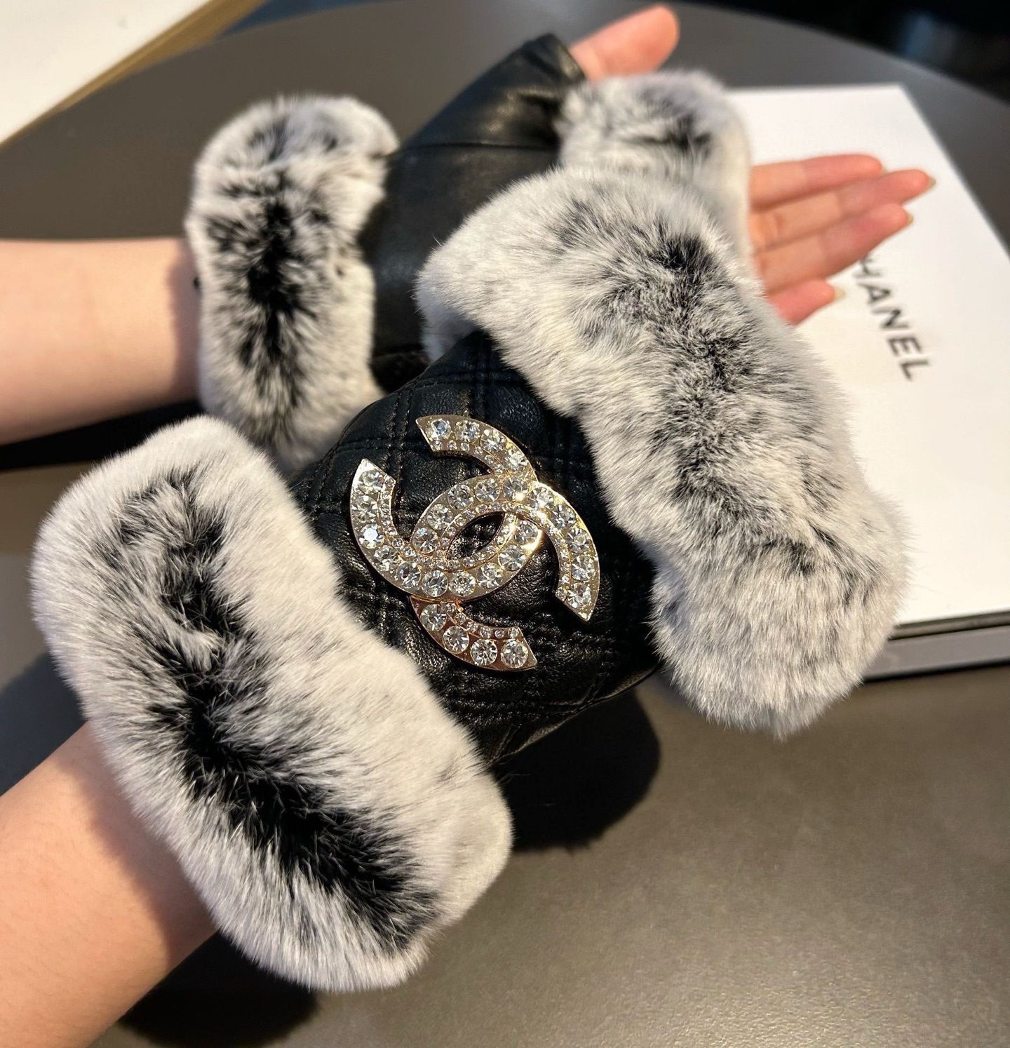Chanel 香奈儿2025秋冬短款懒兔毛手套👍值得对比。。同款不同品质，秒杀市场差产品，进口一级羊皮➕