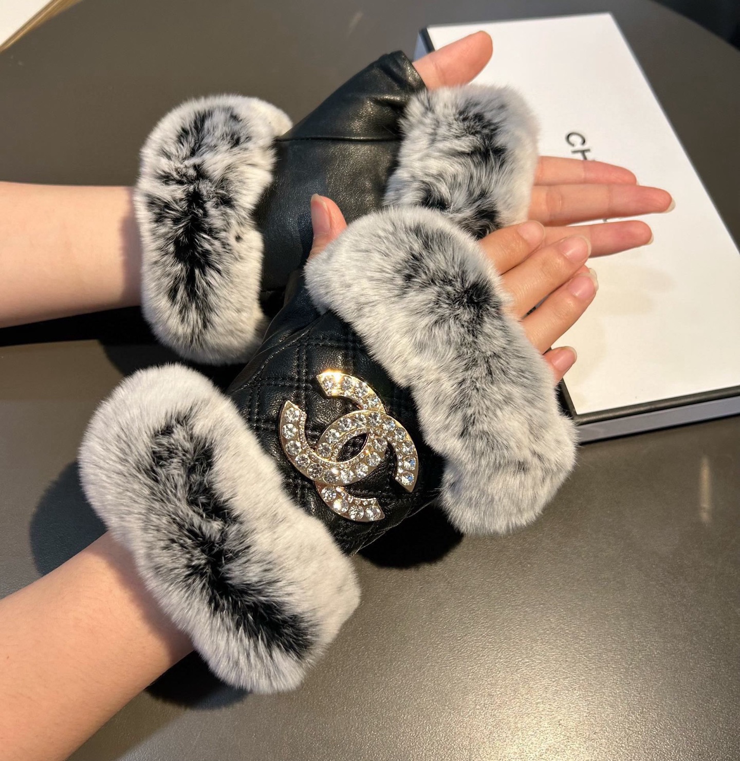 Chanel 香奈儿2025秋冬短款懒兔毛手套👍值得对比。。同款不同品质，秒杀市场差产品，进口一级羊皮➕