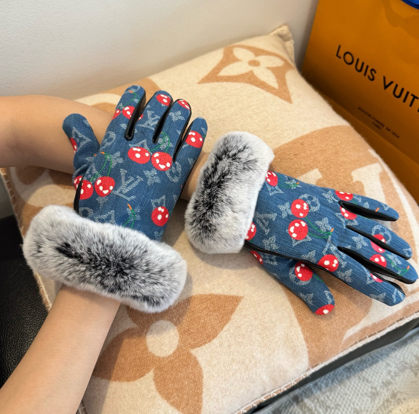 2025🧤LV新品樱桃🍒懒兔毛牛仔配皮手套，时尚机车🚗手套，秋冬新品布内里，时尚🌺上手超舒适柔软、百搭！