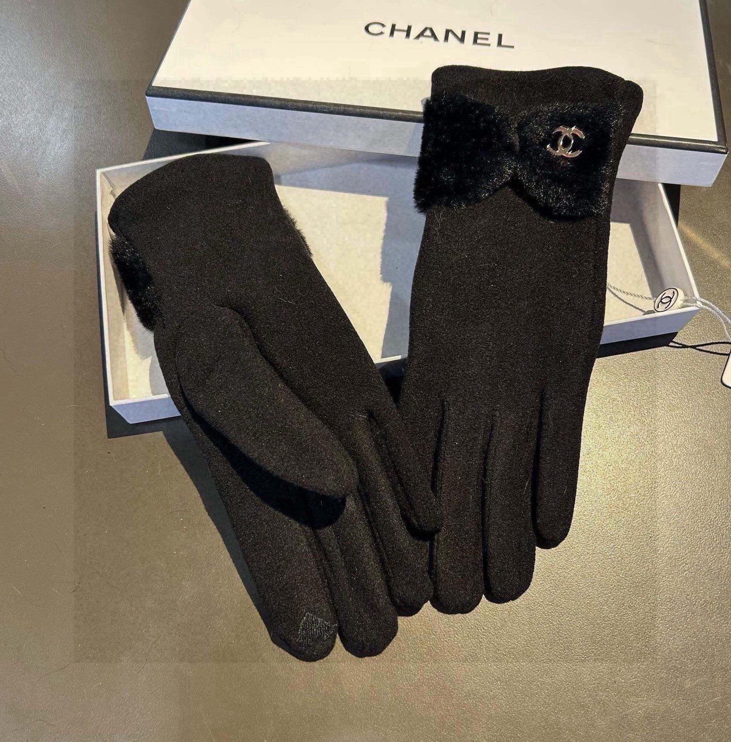 Chanel香奈儿专柜新品羊毛手套，时尚手套，秋冬保暖加绒内里，超仙山茶花，上手超舒适柔软、百搭！均码