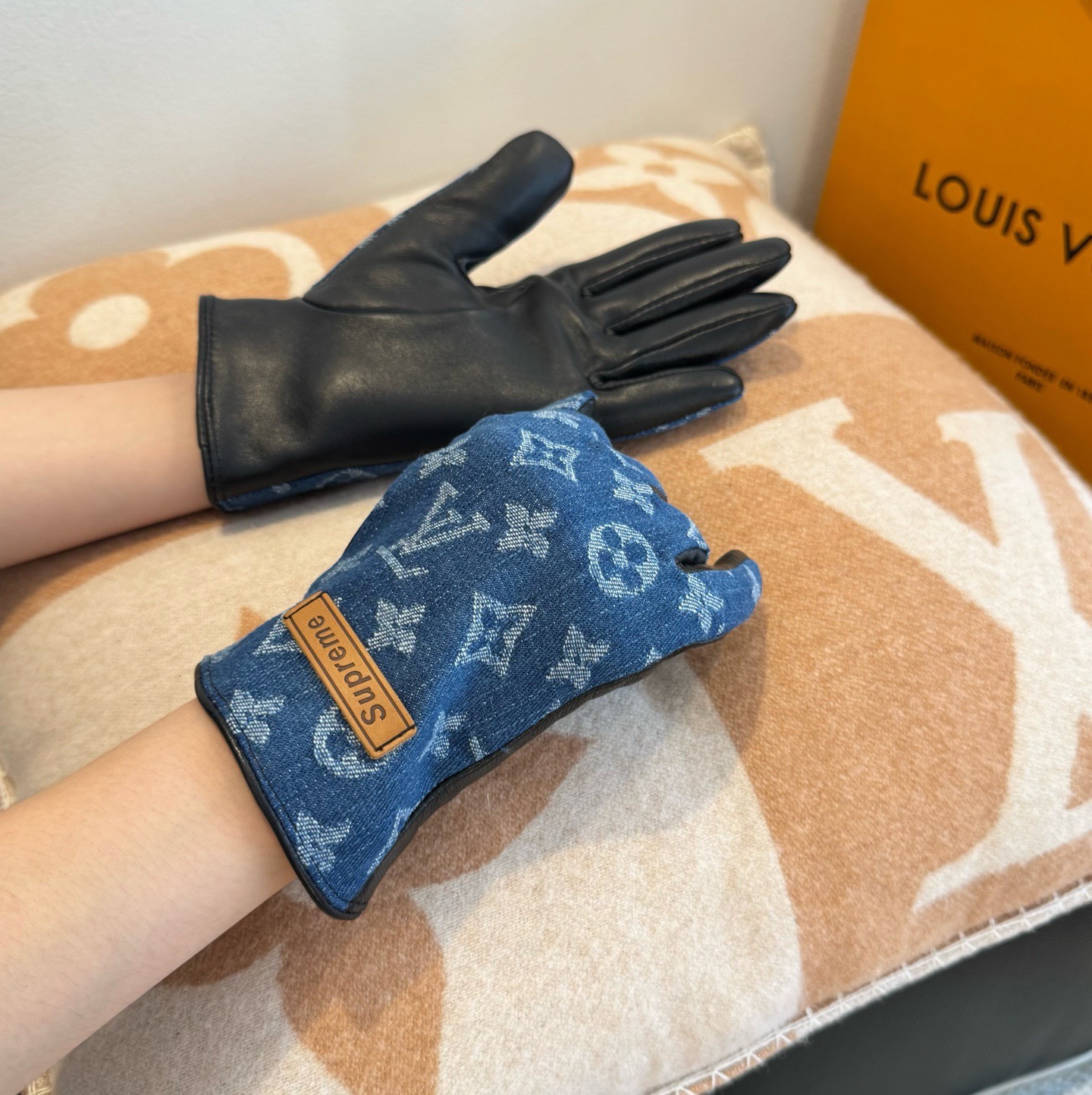 2025🧤LV新品牛仔配皮手套，时尚机车🚗手套，秋冬新品布内里，时尚🌺上手超舒适柔软、百搭！集美女神必备