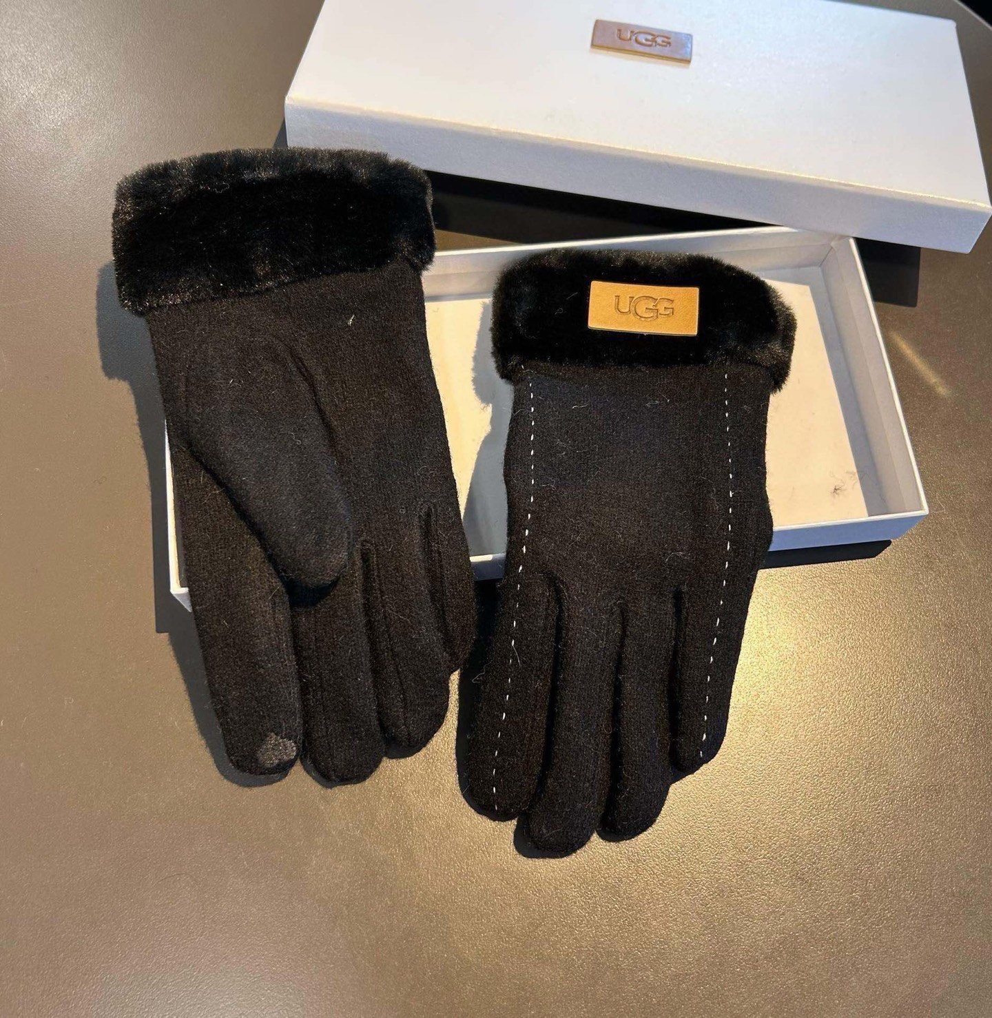 UGG2025秋冬懒兔毛羊毛手套👍值得对比。。同款不同品质，秒杀市场差产品，羊毛十懒兔毛内里加绒 🙌经典