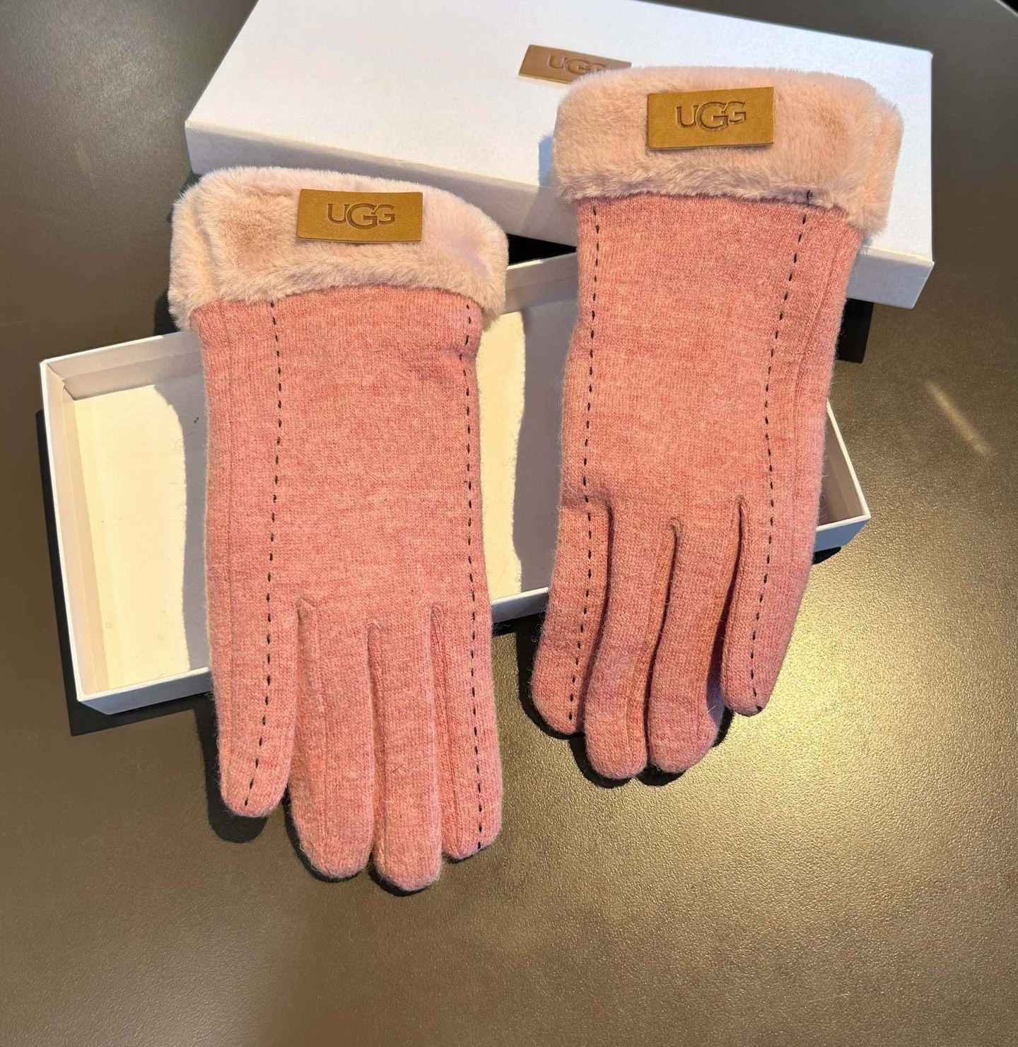UGG2025秋冬懒兔毛羊毛手套👍值得对比。。同款不同品质，秒杀市场差产品，羊毛十懒兔毛内里加绒 🙌经典