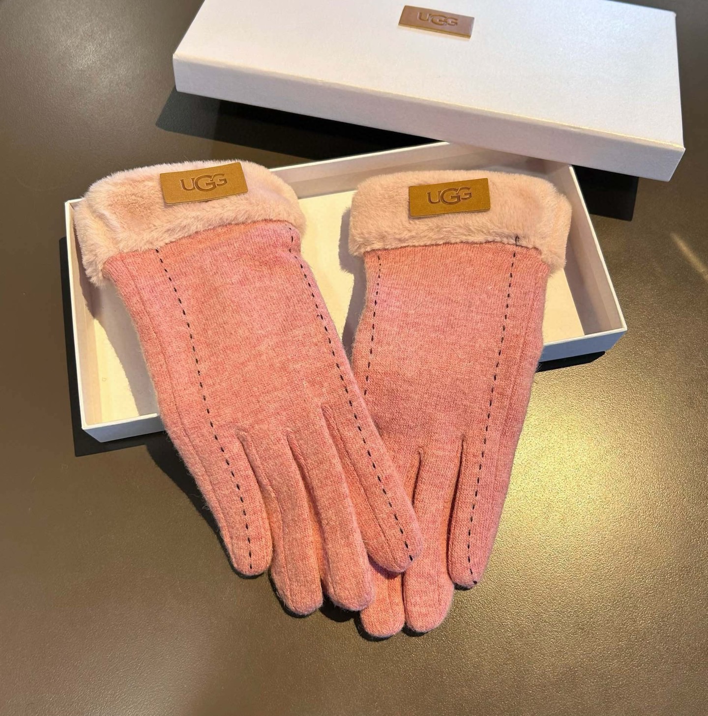 UGG2025秋冬懒兔毛羊毛手套👍值得对比。。同款不同品质，秒杀市场差产品，羊毛十懒兔毛内里加绒 🙌经典