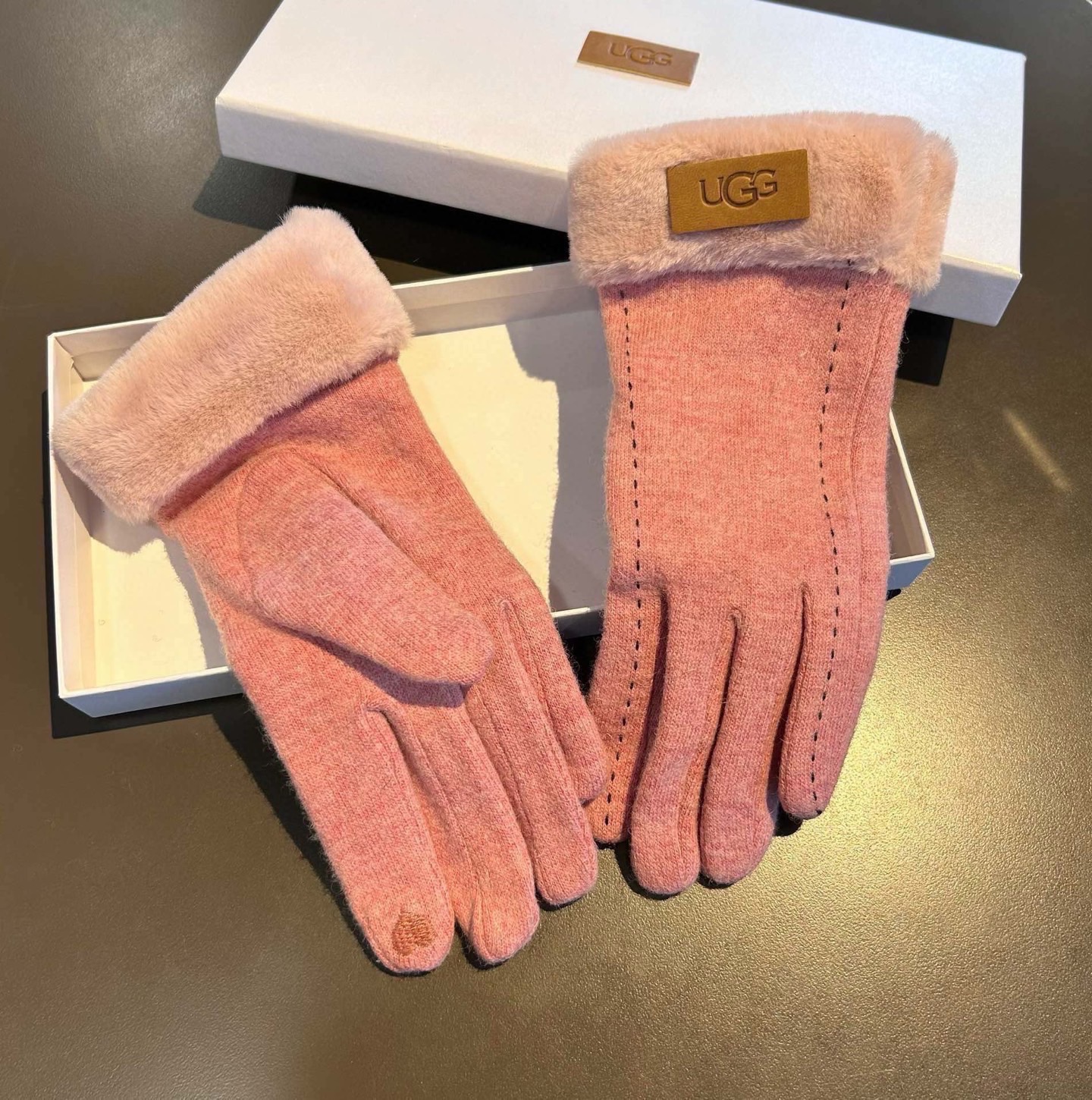 UGG2025秋冬懒兔毛羊毛手套👍值得对比。。同款不同品质，秒杀市场差产品，羊毛十懒兔毛内里加绒 🙌经典