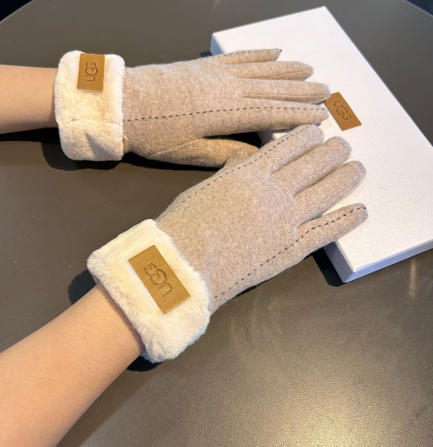 UGG2025秋冬懒兔毛羊毛手套👍值得对比。。同款不同品质，秒杀市场差产品，羊毛十懒兔毛内里加绒 🙌经典