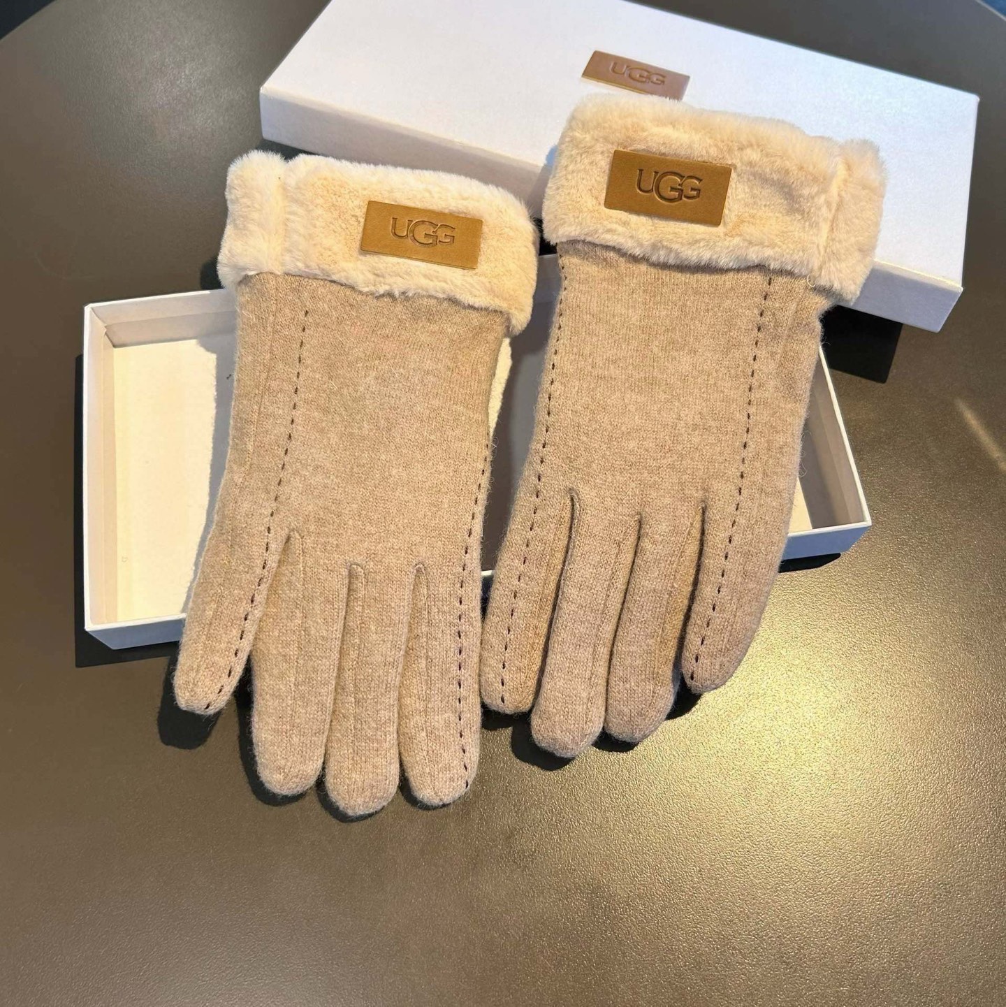 UGG2025秋冬懒兔毛羊毛手套👍值得对比。。同款不同品质，秒杀市场差产品，羊毛十懒兔毛内里加绒 🙌经典