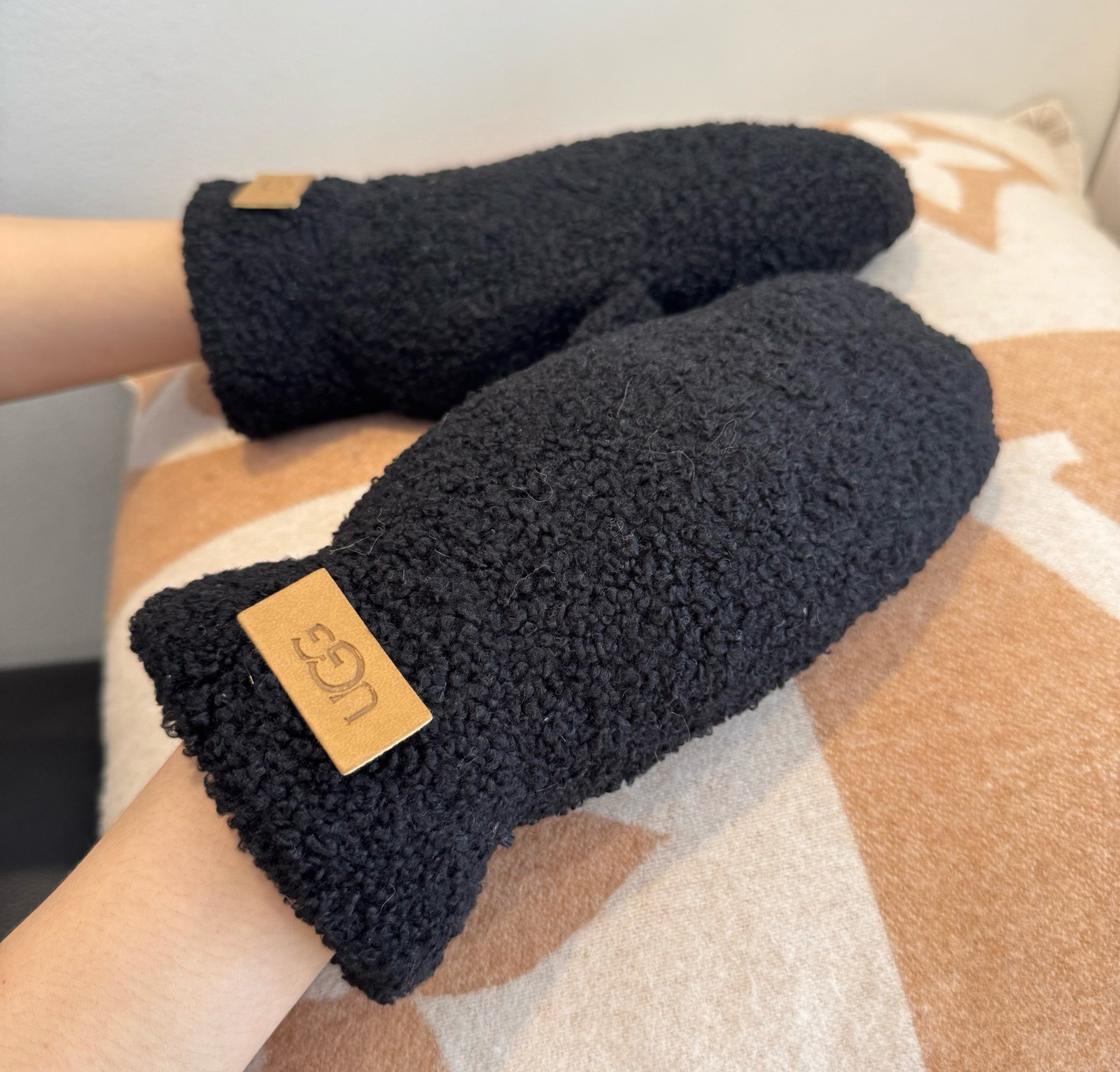 UGG2025秋冬懒兔毛羊毛手套👍值得对比。。同款不同品质，秒杀市场差产品，羊毛十懒兔毛内里加绒 🙌经典