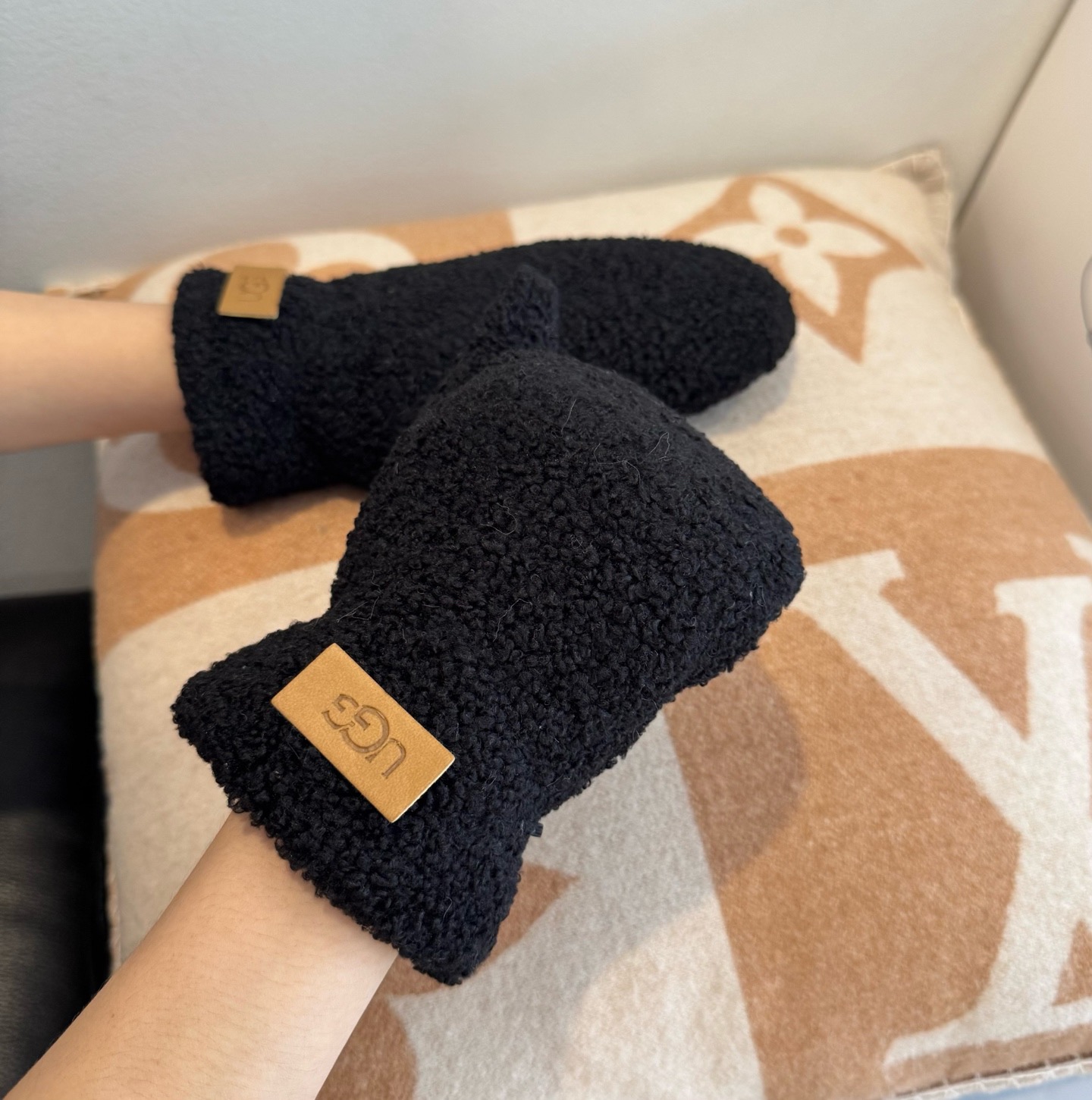 UGG2025秋冬懒兔毛羊毛手套👍值得对比。。同款不同品质，秒杀市场差产品，羊毛十懒兔毛内里加绒 🙌经典