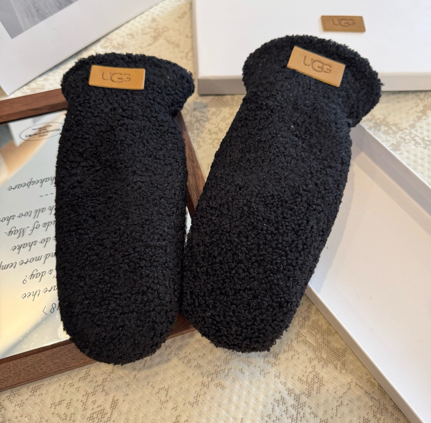 UGG2025秋冬懒兔毛羊毛手套👍值得对比。。同款不同品质，秒杀市场差产品，羊毛十懒兔毛内里加绒 🙌经典