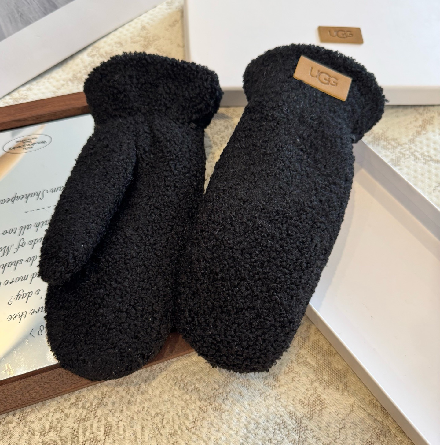 UGG2025秋冬懒兔毛羊毛手套👍值得对比。。同款不同品质，秒杀市场差产品，羊毛十懒兔毛内里加绒 🙌经典