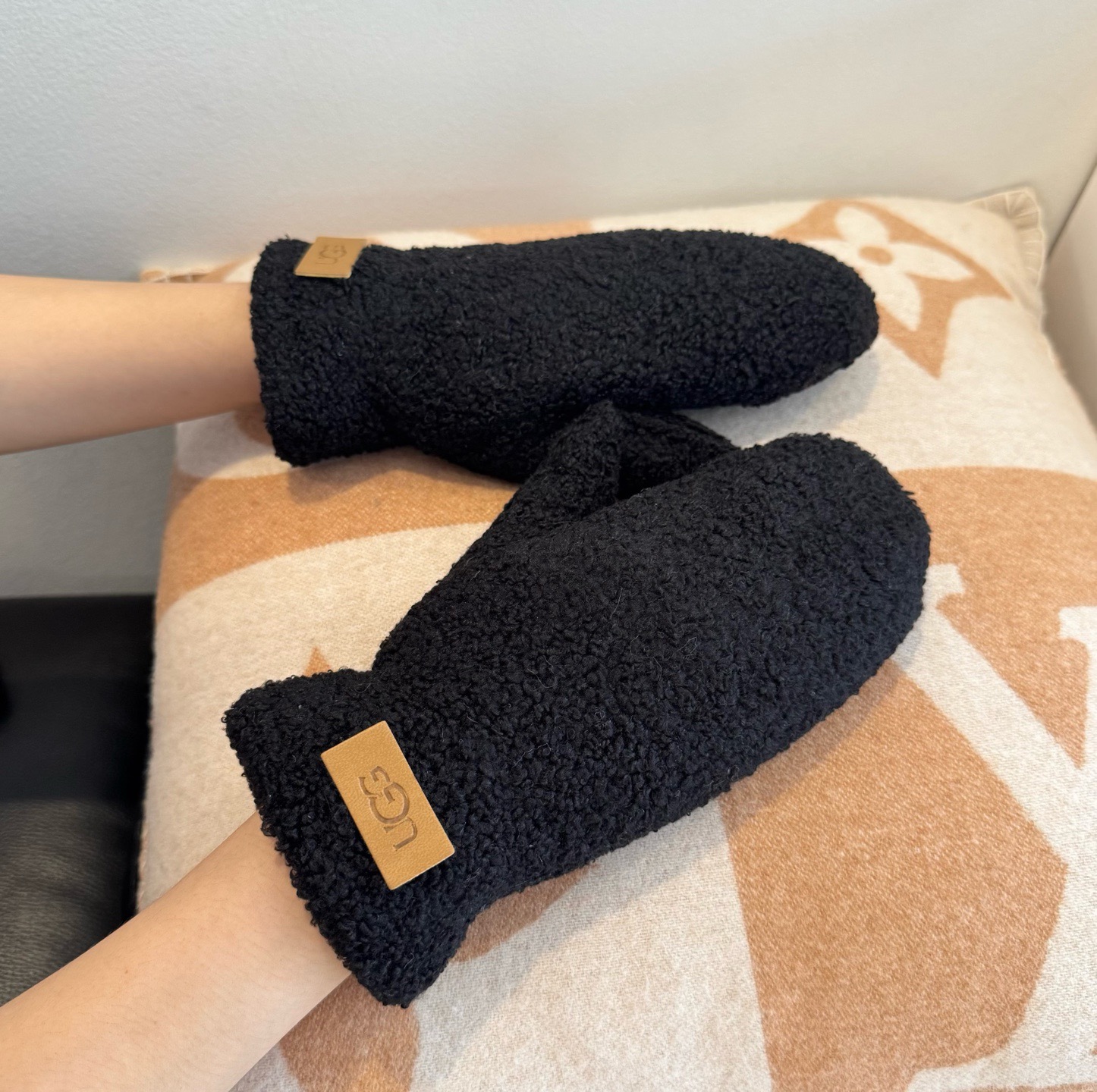 UGG2025秋冬懒兔毛羊毛手套👍值得对比。。同款不同品质，秒杀市场差产品，羊毛十懒兔毛内里加绒 🙌经典