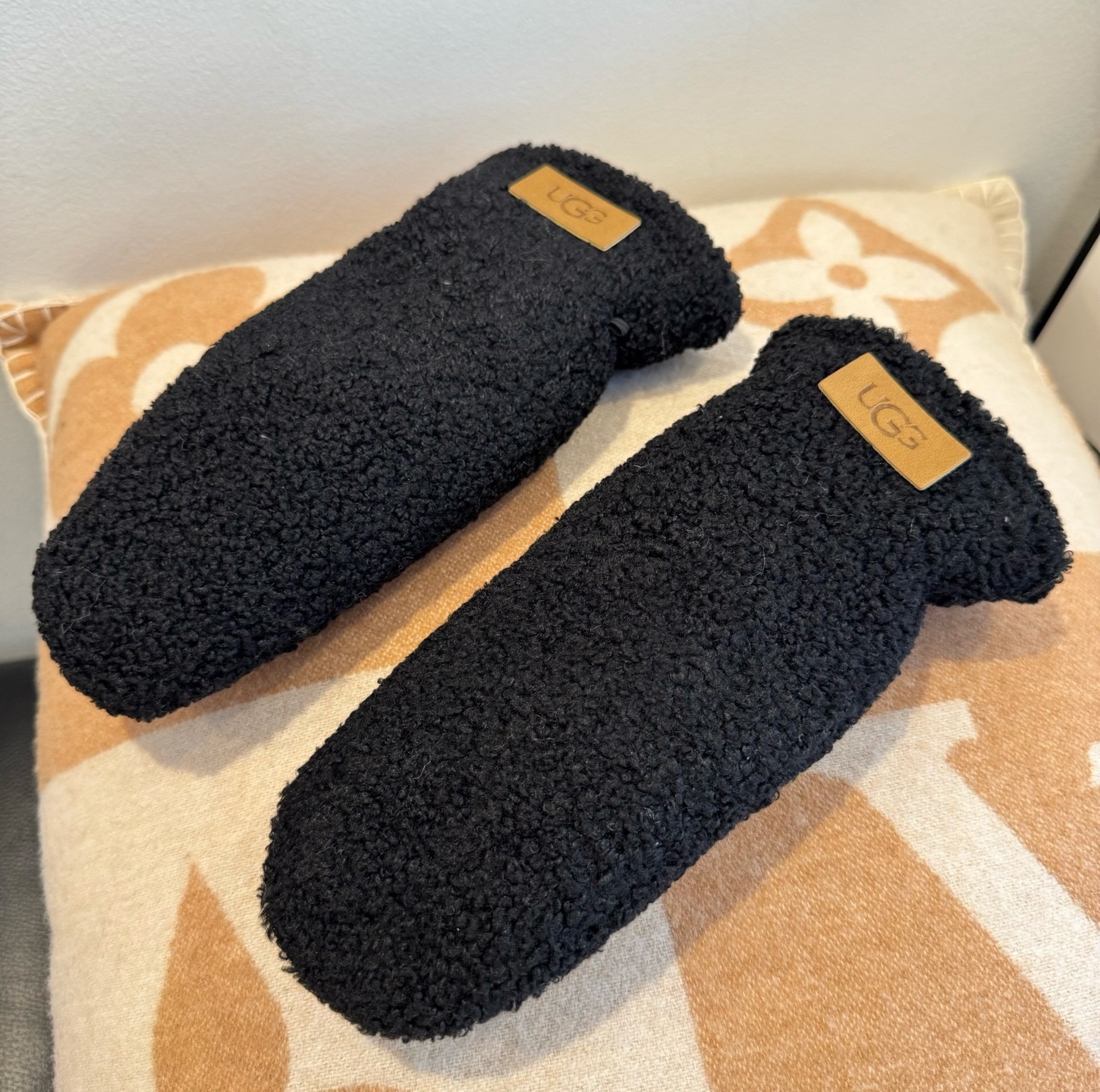 UGG2025秋冬懒兔毛羊毛手套👍值得对比。。同款不同品质，秒杀市场差产品，羊毛十懒兔毛内里加绒 🙌经典