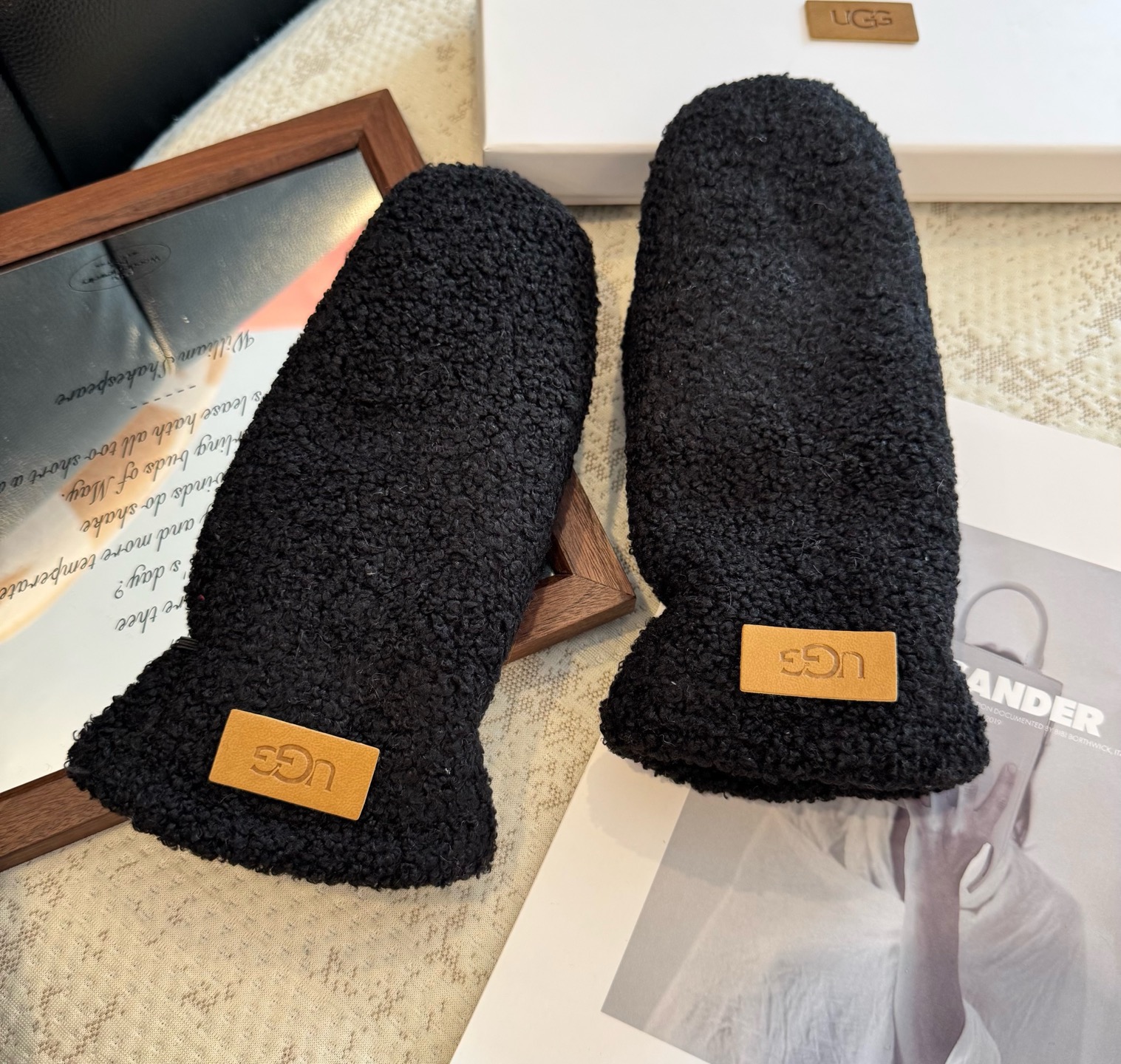 UGG2025秋冬懒兔毛羊毛手套👍值得对比。。同款不同品质，秒杀市场差产品，羊毛十懒兔毛内里加绒 🙌经典