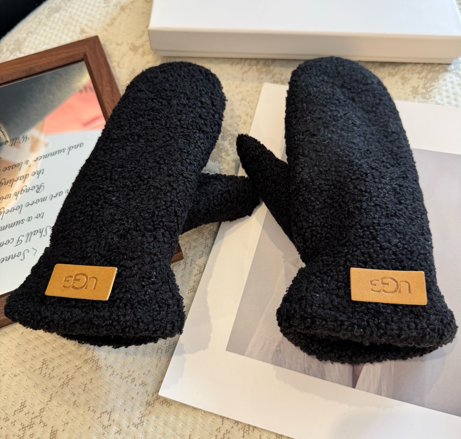 UGG2025秋冬懒兔毛羊毛手套👍值得对比。。同款不同品质，秒杀市场差产品，羊毛十懒兔毛内里加绒 🙌经典