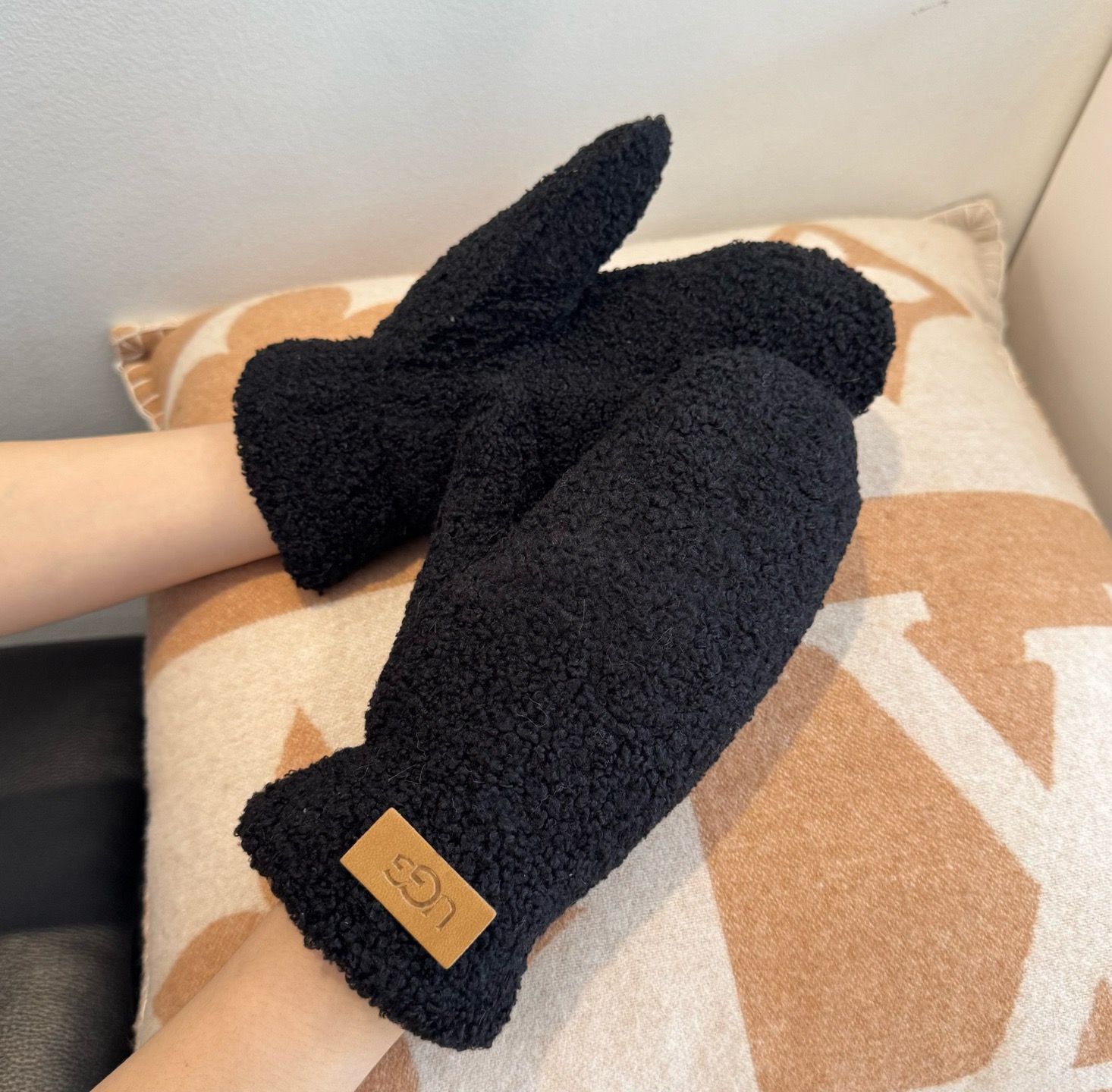 UGG2025秋冬懒兔毛羊毛手套👍值得对比。。同款不同品质，秒杀市场差产品，羊毛十懒兔毛内里加绒 🙌经典