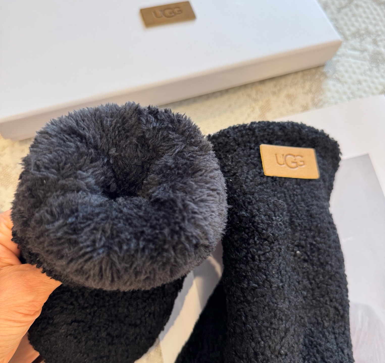 UGG2025秋冬懒兔毛羊毛手套👍值得对比。。同款不同品质，秒杀市场差产品，羊毛十懒兔毛内里加绒 🙌经典