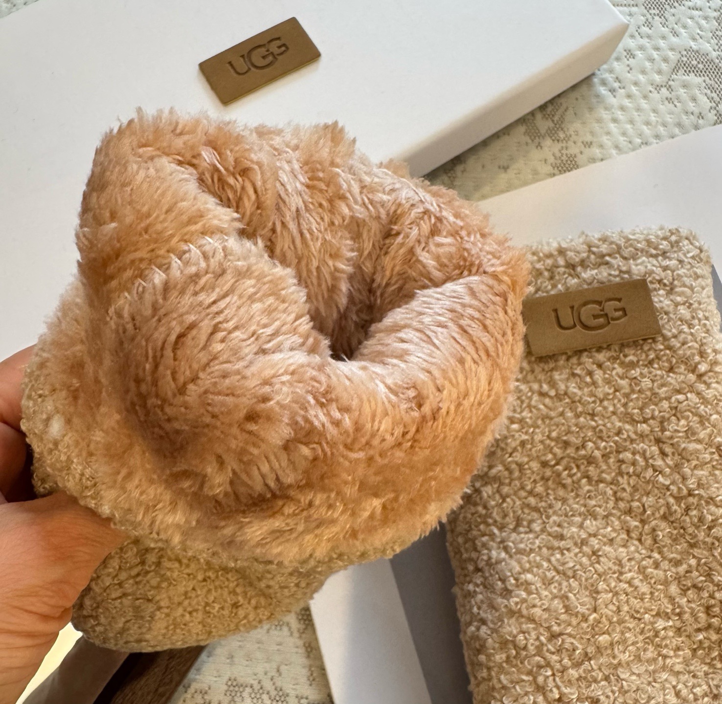 UGG2025秋冬懒兔毛羊毛手套👍值得对比。。同款不同品质，秒杀市场差产品，羊毛十懒兔毛内里加绒 🙌经典