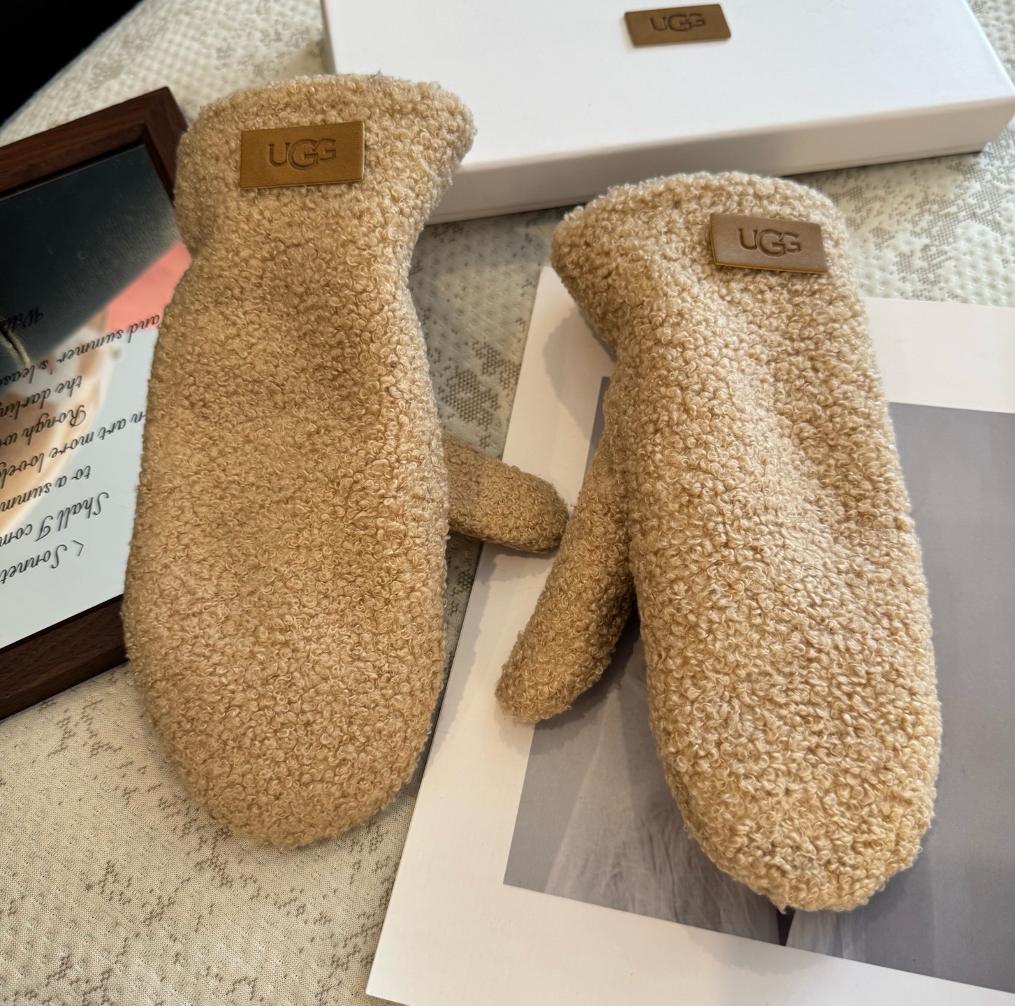 UGG2025秋冬懒兔毛羊毛手套👍值得对比。。同款不同品质，秒杀市场差产品，羊毛十懒兔毛内里加绒 🙌经典
