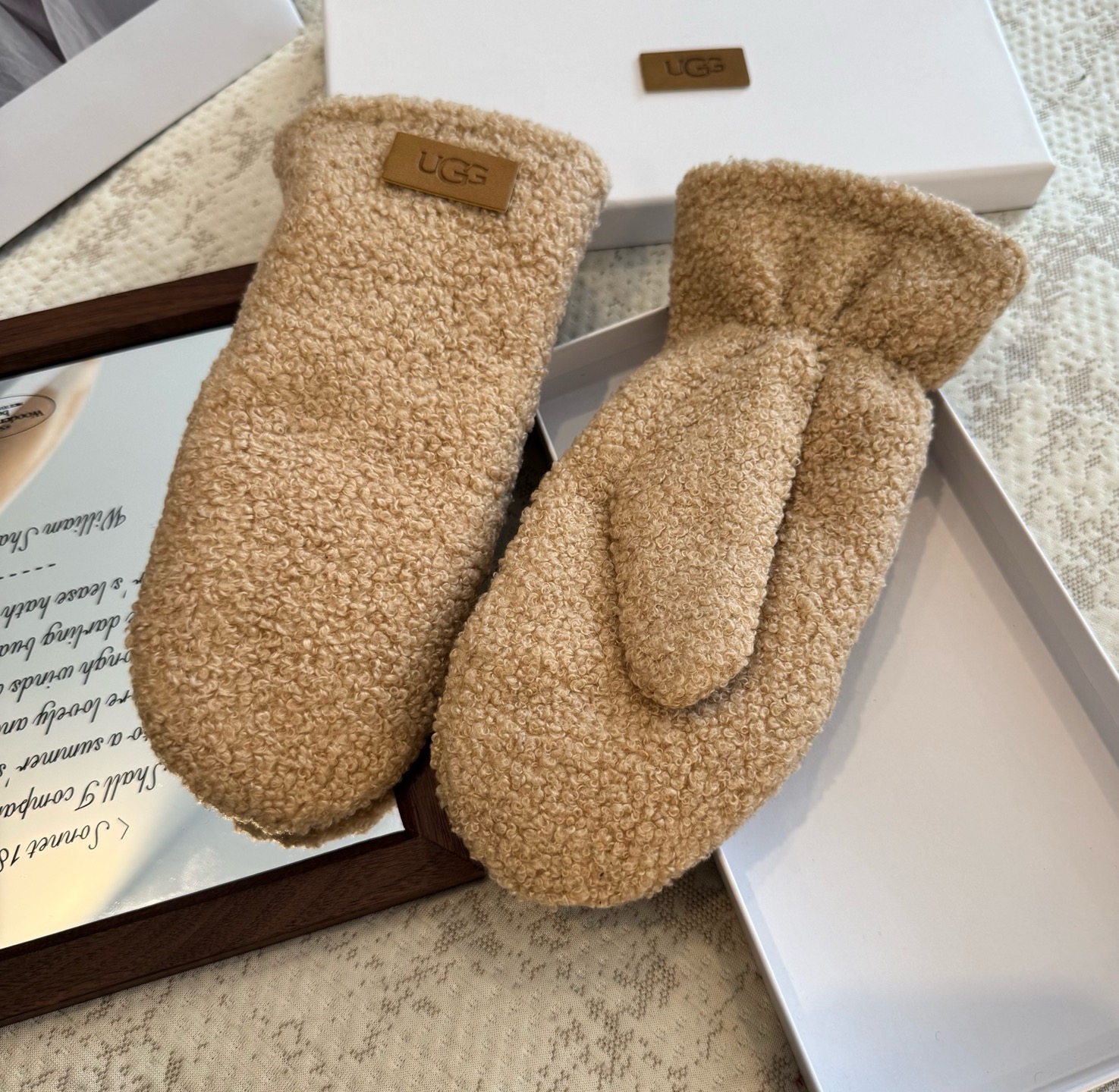 UGG2025秋冬懒兔毛羊毛手套👍值得对比。。同款不同品质，秒杀市场差产品，羊毛十懒兔毛内里加绒 🙌经典