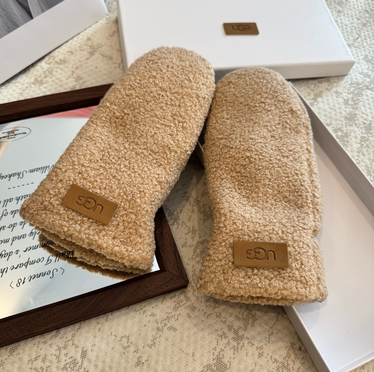 UGG2025秋冬懒兔毛羊毛手套👍值得对比。。同款不同品质，秒杀市场差产品，羊毛十懒兔毛内里加绒 🙌经典