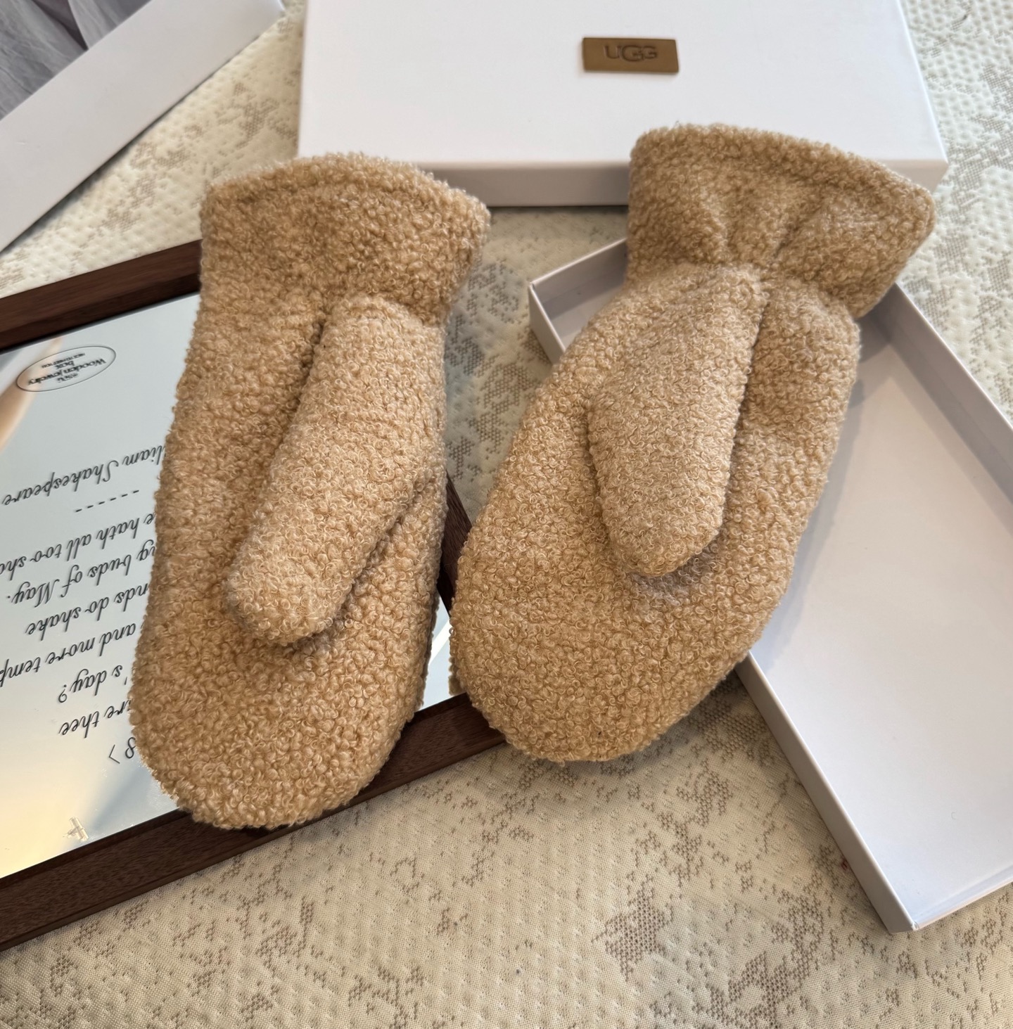 UGG2025秋冬懒兔毛羊毛手套👍值得对比。。同款不同品质，秒杀市场差产品，羊毛十懒兔毛内里加绒 🙌经典