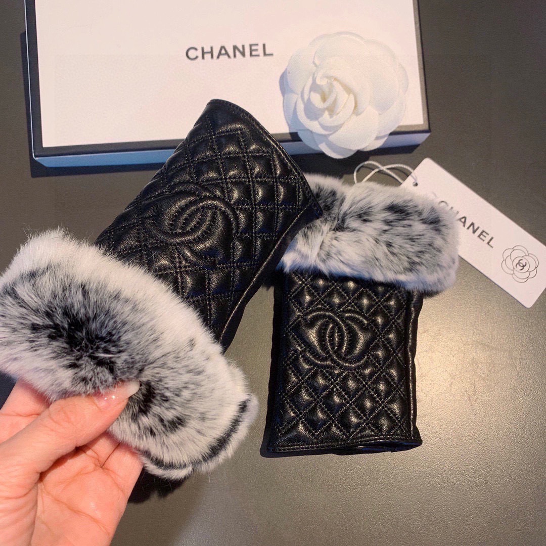 Chanel 香奈儿2025秋冬短款懒兔毛手套👍值得对比。。同款不同品质，秒杀市场差产品，进口一级羊皮➕