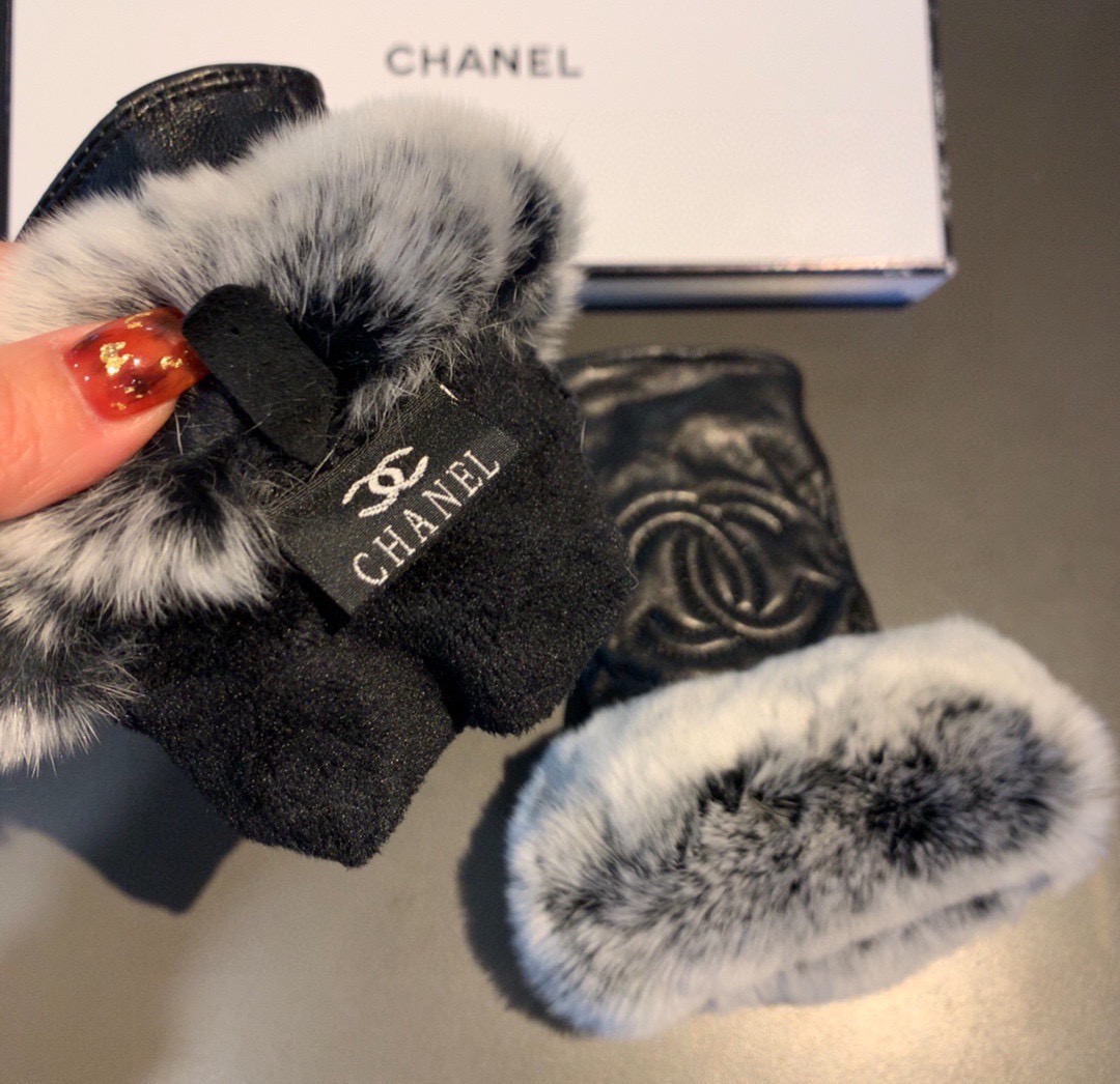 Chanel 香奈儿2025秋冬短款懒兔毛手套👍值得对比。。同款不同品质，秒杀市场差产品，进口一级羊皮➕