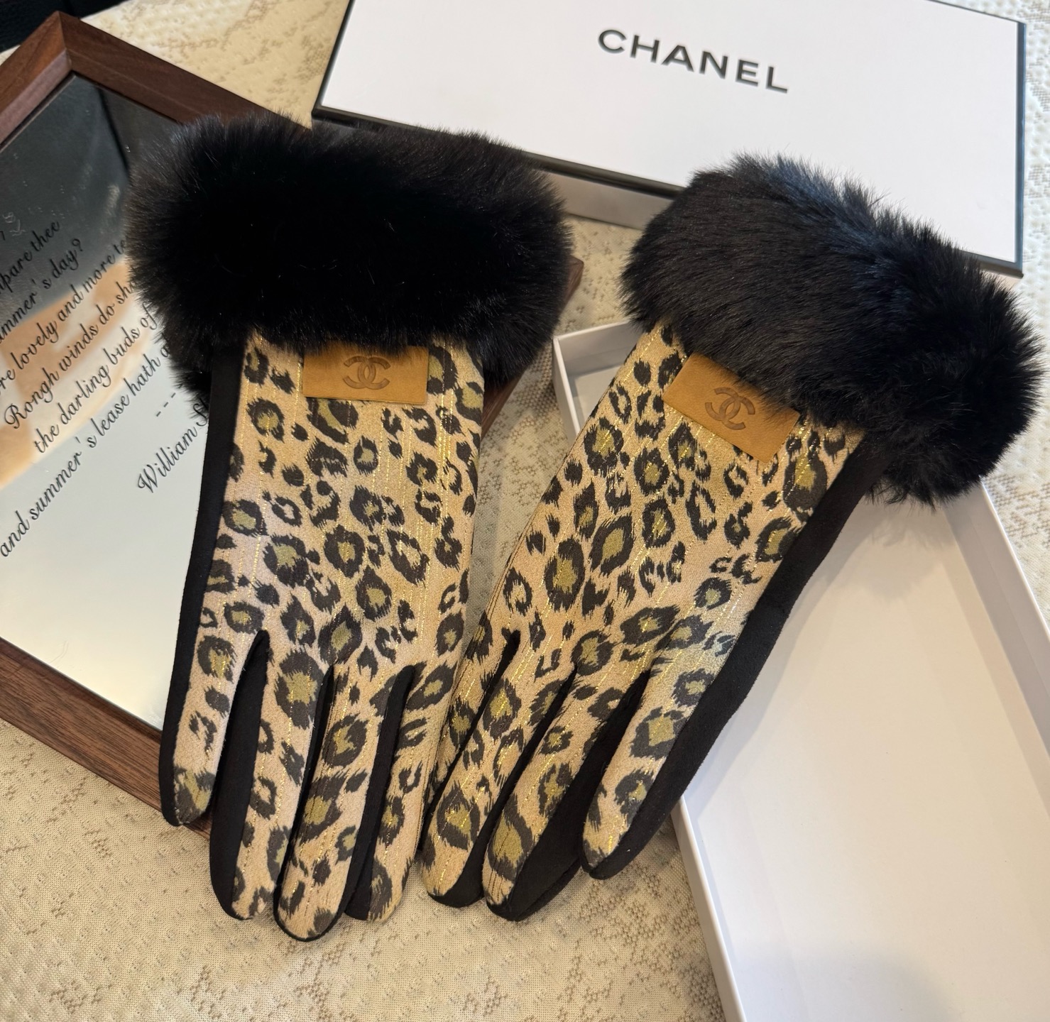 2025新款Chanel香奈儿专柜新品羊毛手套，时尚手套，秋冬保暖加绒内里，上手超舒适柔软、百搭！均码