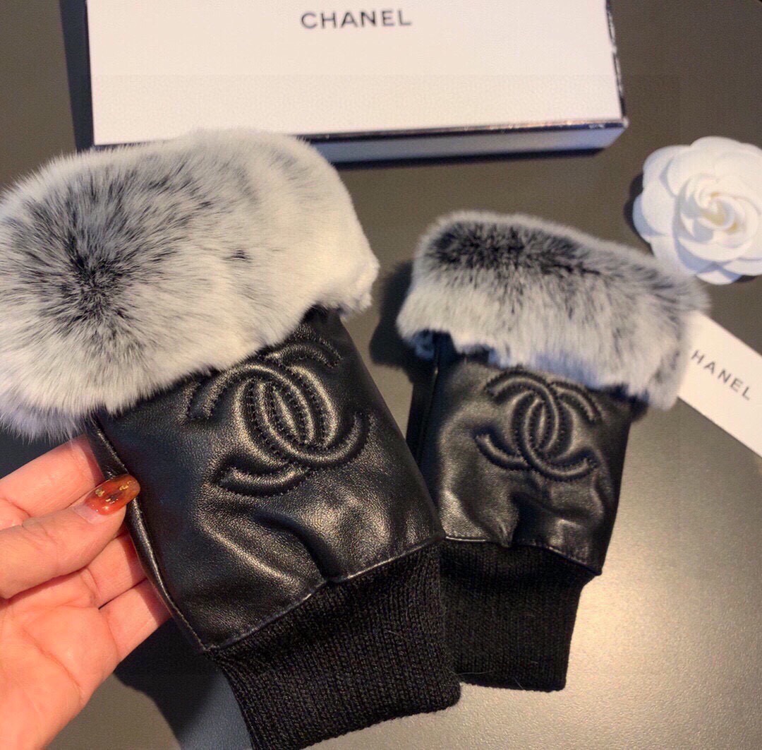 Chanel 香奈儿2025秋冬短款懒兔毛速口羊毛手套👍值得对比。。同款不同品质，秒杀市场差产品，进口一