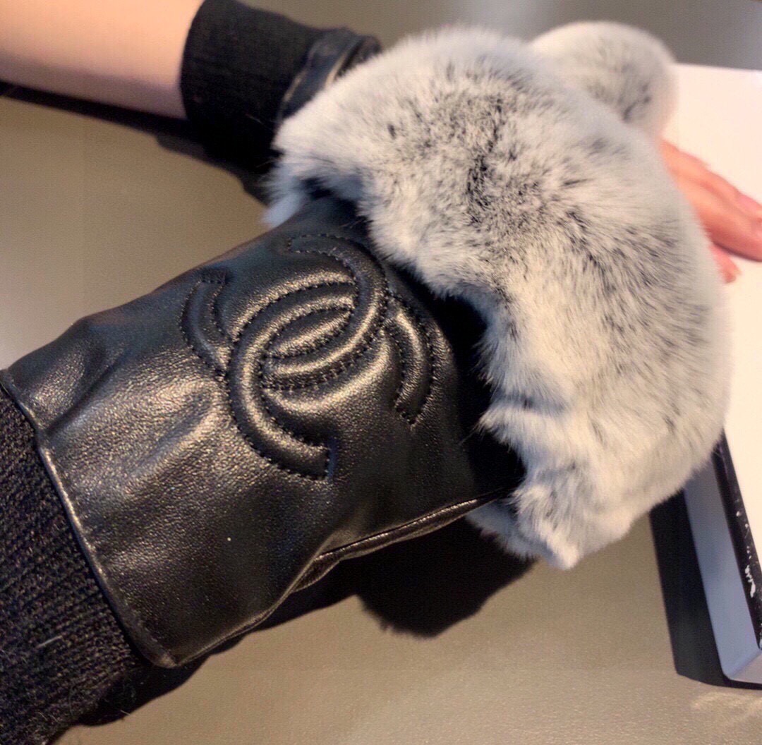 Chanel 香奈儿2025秋冬短款懒兔毛速口羊毛手套👍值得对比。。同款不同品质，秒杀市场差产品，进口一