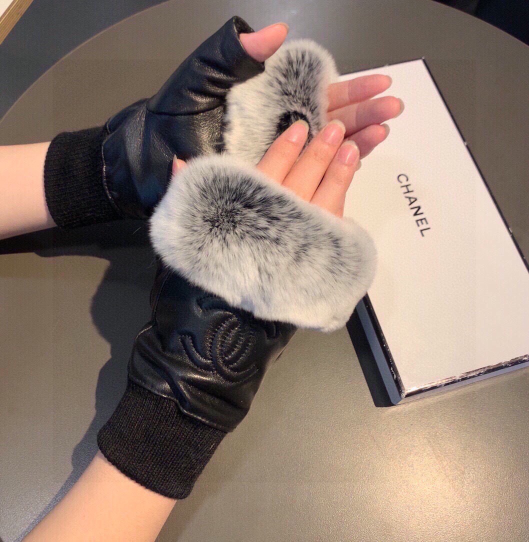 Chanel 香奈儿2025秋冬短款懒兔毛速口羊毛手套👍值得对比。。同款不同品质，秒杀市场差产品，进口一