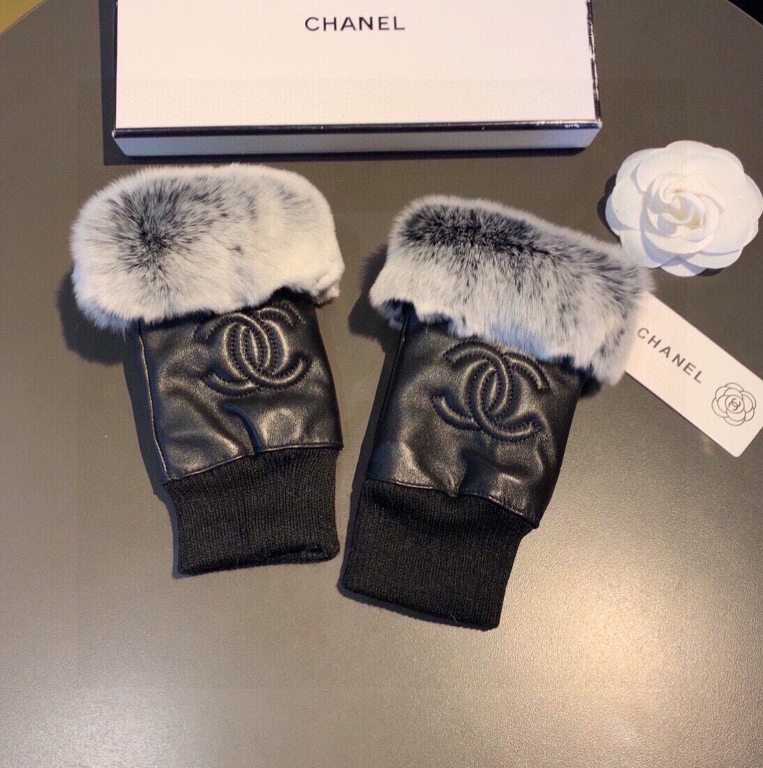 Chanel 香奈儿2025秋冬短款懒兔毛速口羊毛手套👍值得对比。。同款不同品质，秒杀市场差产品，进口一