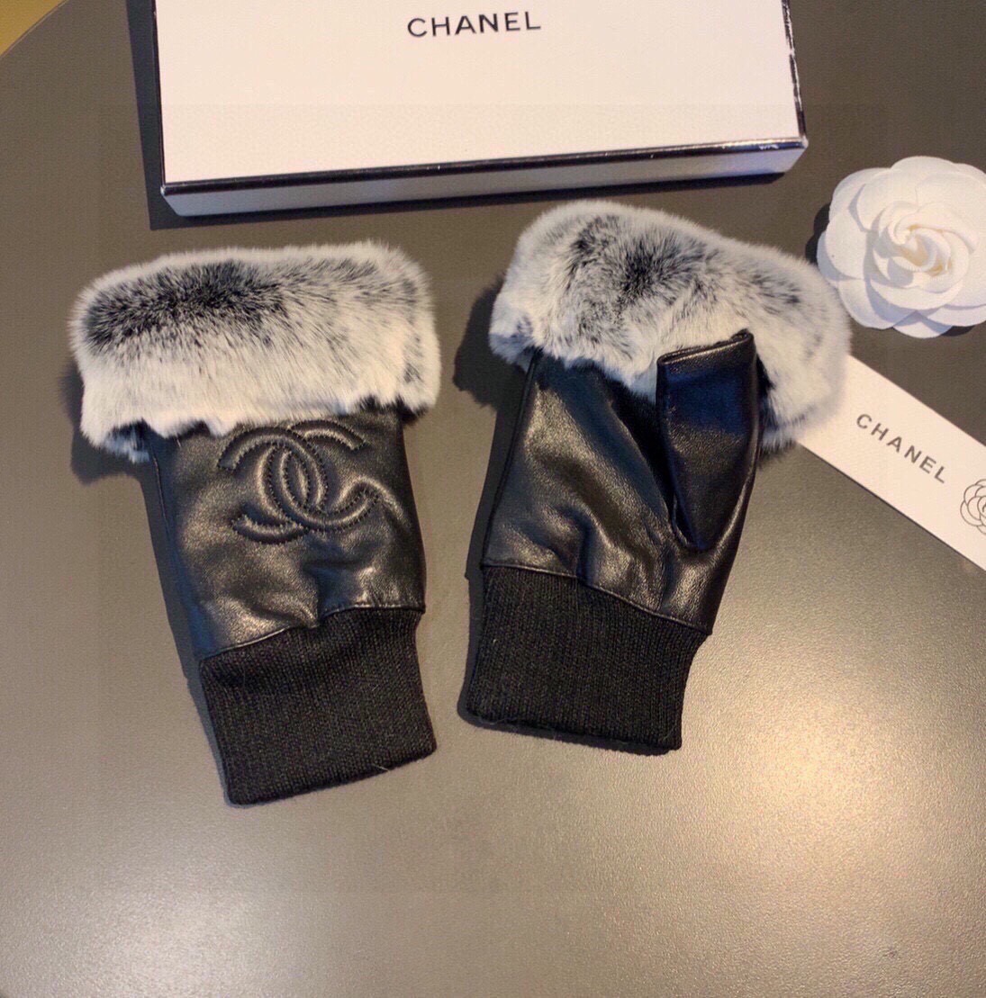 Chanel 香奈儿2025秋冬短款懒兔毛速口羊毛手套👍值得对比。。同款不同品质，秒杀市场差产品，进口一