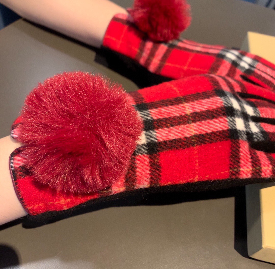 巴宝莉BURBERRY 专柜新品羊毛手套，时尚手套，秋冬保暖加绒内里，经典格子，上手超舒适柔软、百搭！均