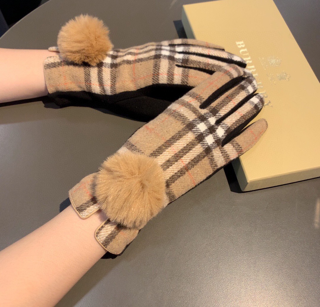 巴宝莉BURBERRY 专柜新品羊毛手套，时尚手套，秋冬保暖加绒内里，经典格子，上手超舒适柔软、百搭！均