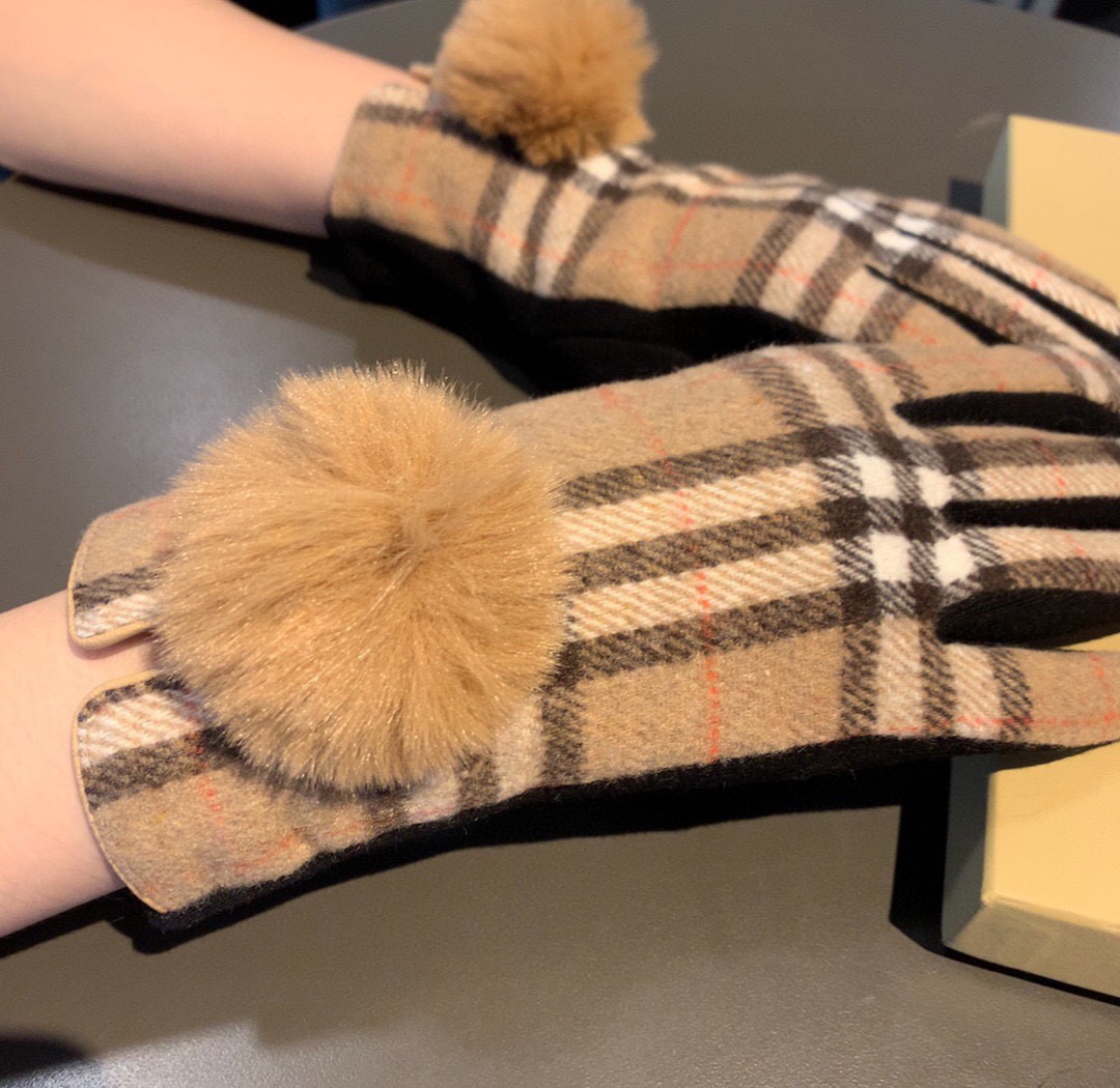 巴宝莉BURBERRY 专柜新品羊毛手套，时尚手套，秋冬保暖加绒内里，经典格子，上手超舒适柔软、百搭！均