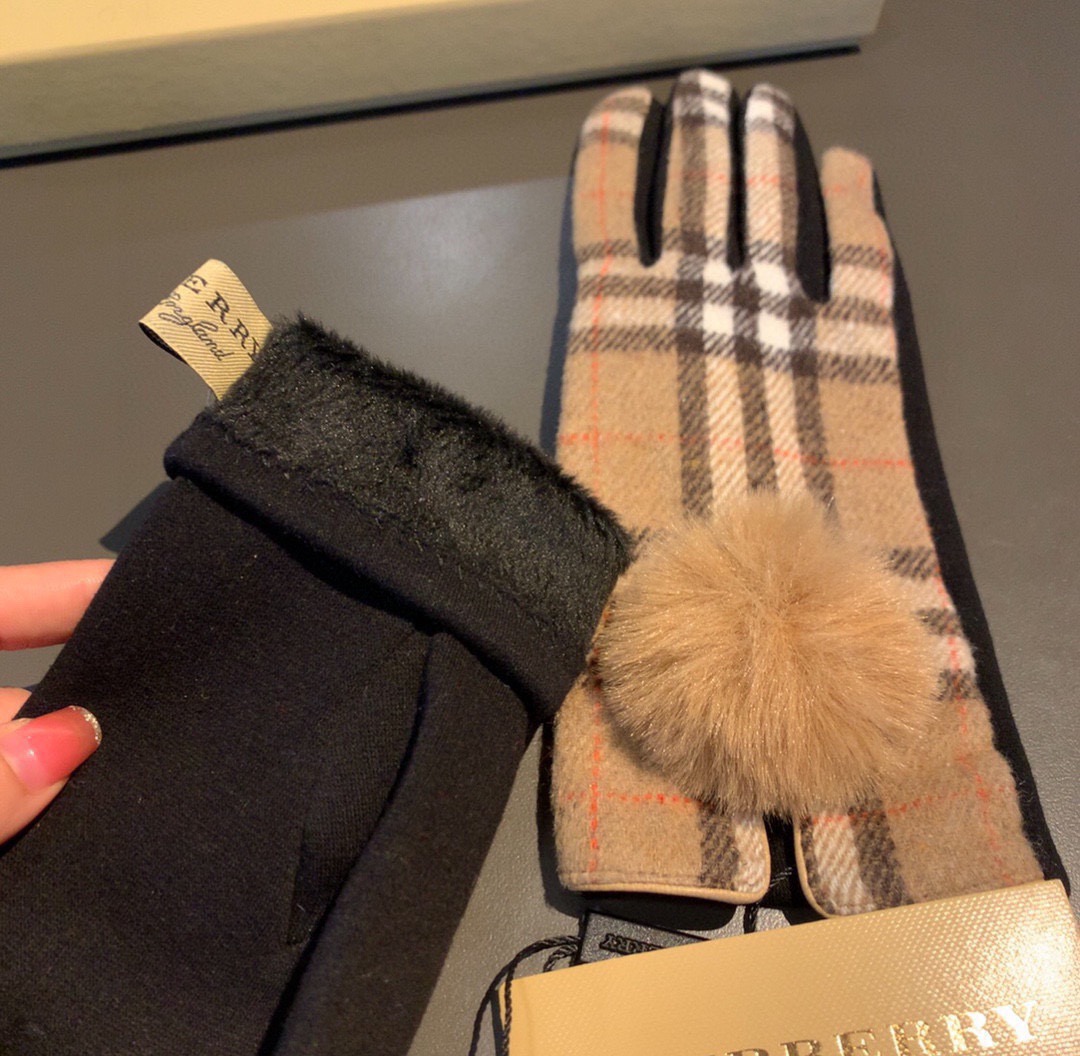 巴宝莉BURBERRY 专柜新品羊毛手套，时尚手套，秋冬保暖加绒内里，经典格子，上手超舒适柔软、百搭！均