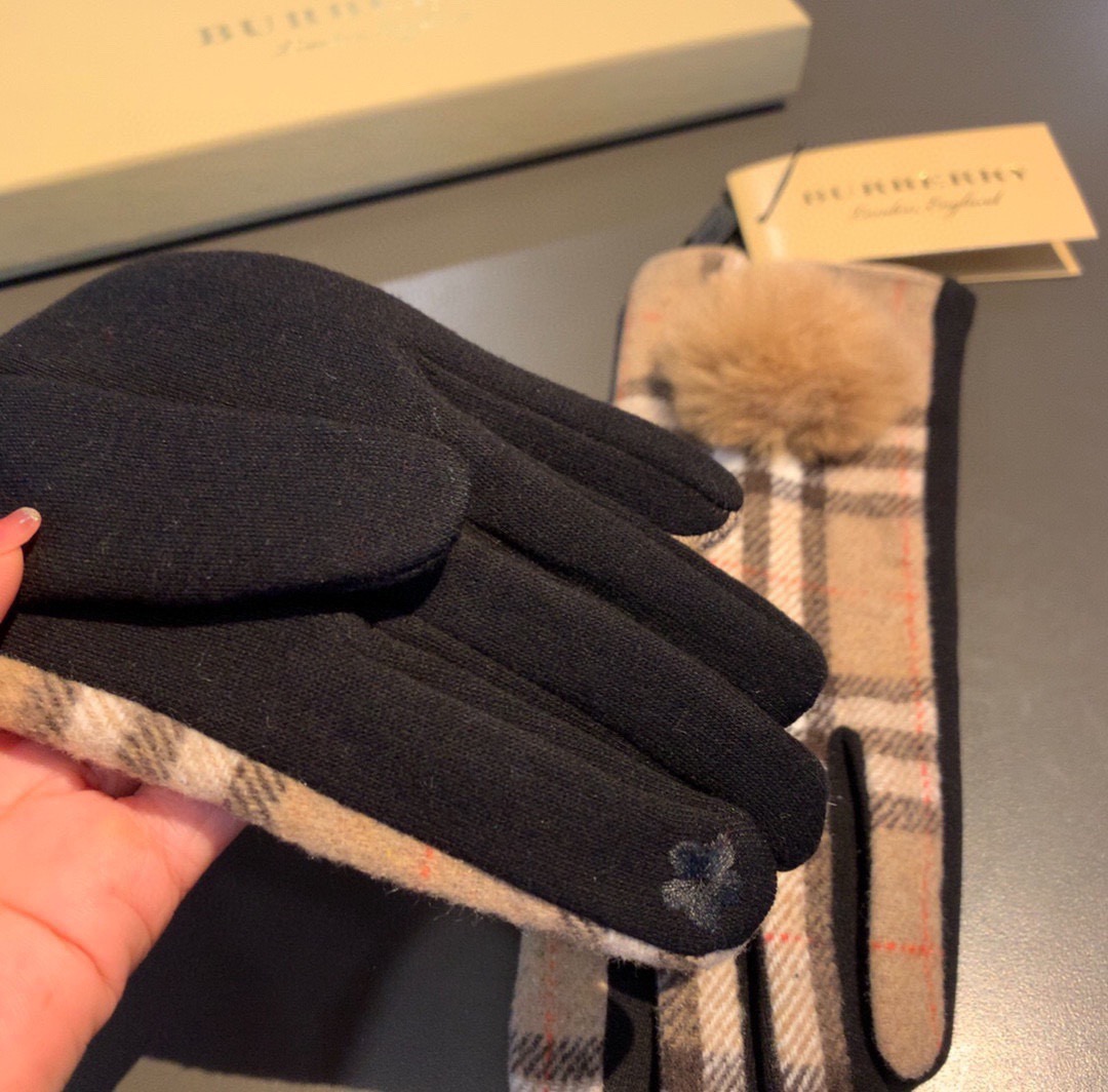巴宝莉BURBERRY 专柜新品羊毛手套，时尚手套，秋冬保暖加绒内里，经典格子，上手超舒适柔软、百搭！均