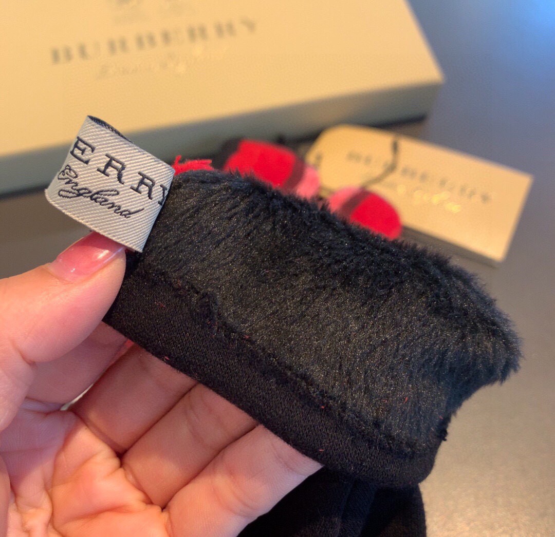 巴宝莉BURBERRY 专柜新品羊毛手套，时尚手套，秋冬保暖加绒内里，经典格子，上手超舒适柔软、百搭！均