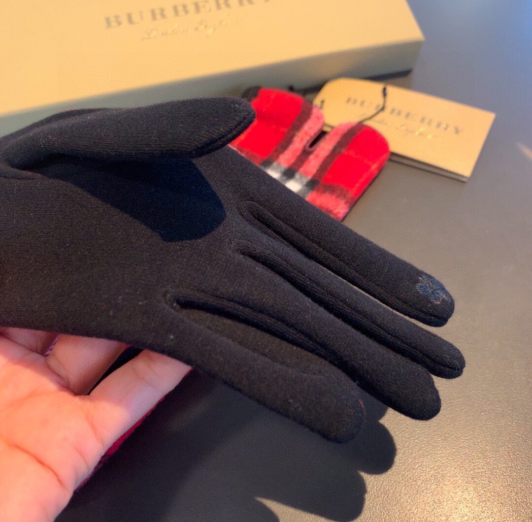 巴宝莉BURBERRY 专柜新品羊毛手套，时尚手套，秋冬保暖加绒内里，经典格子，上手超舒适柔软、百搭！均